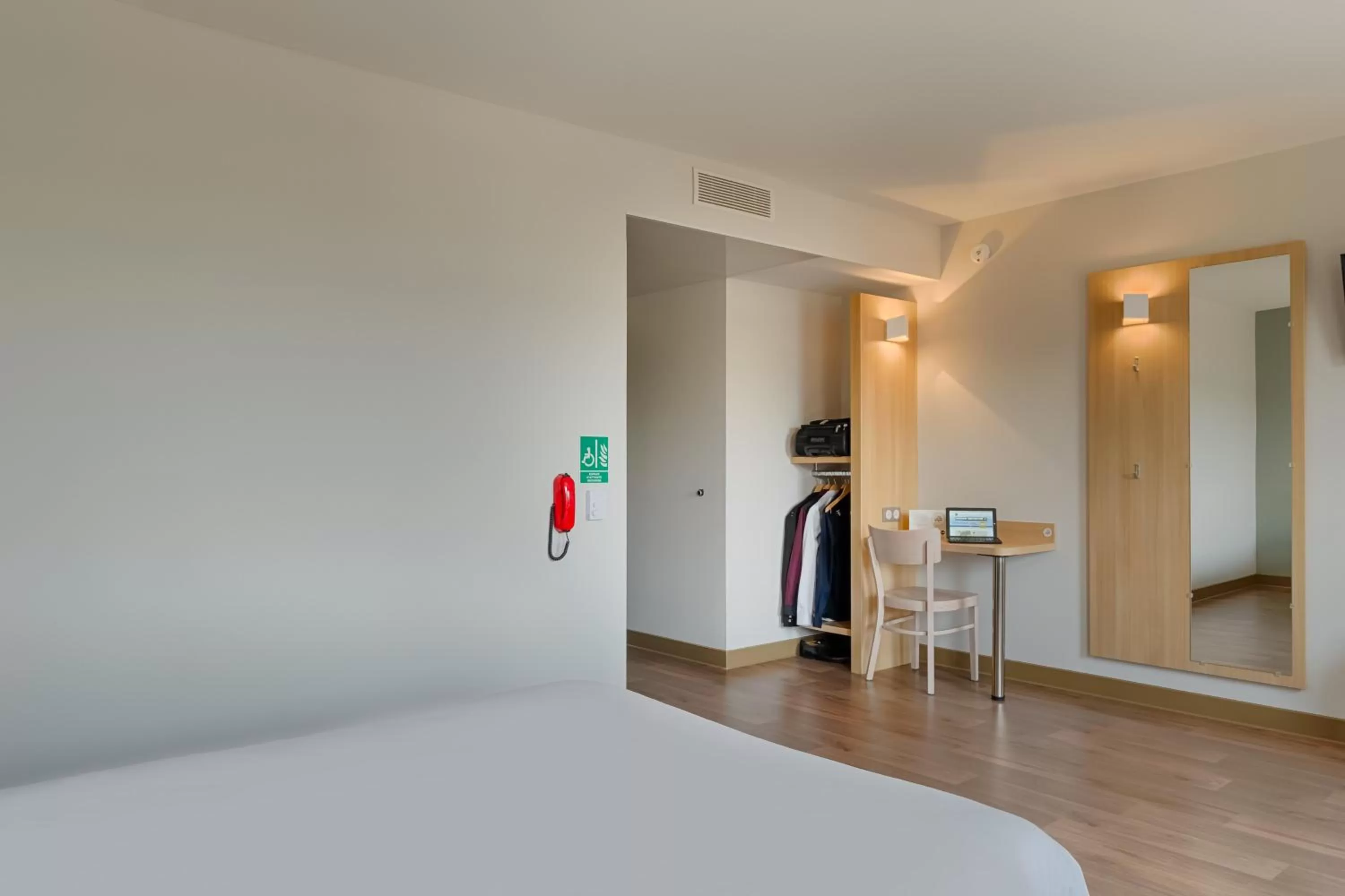 Bedroom, Bed in B&B HOTEL Marseille Aéroport Saint-Victoret