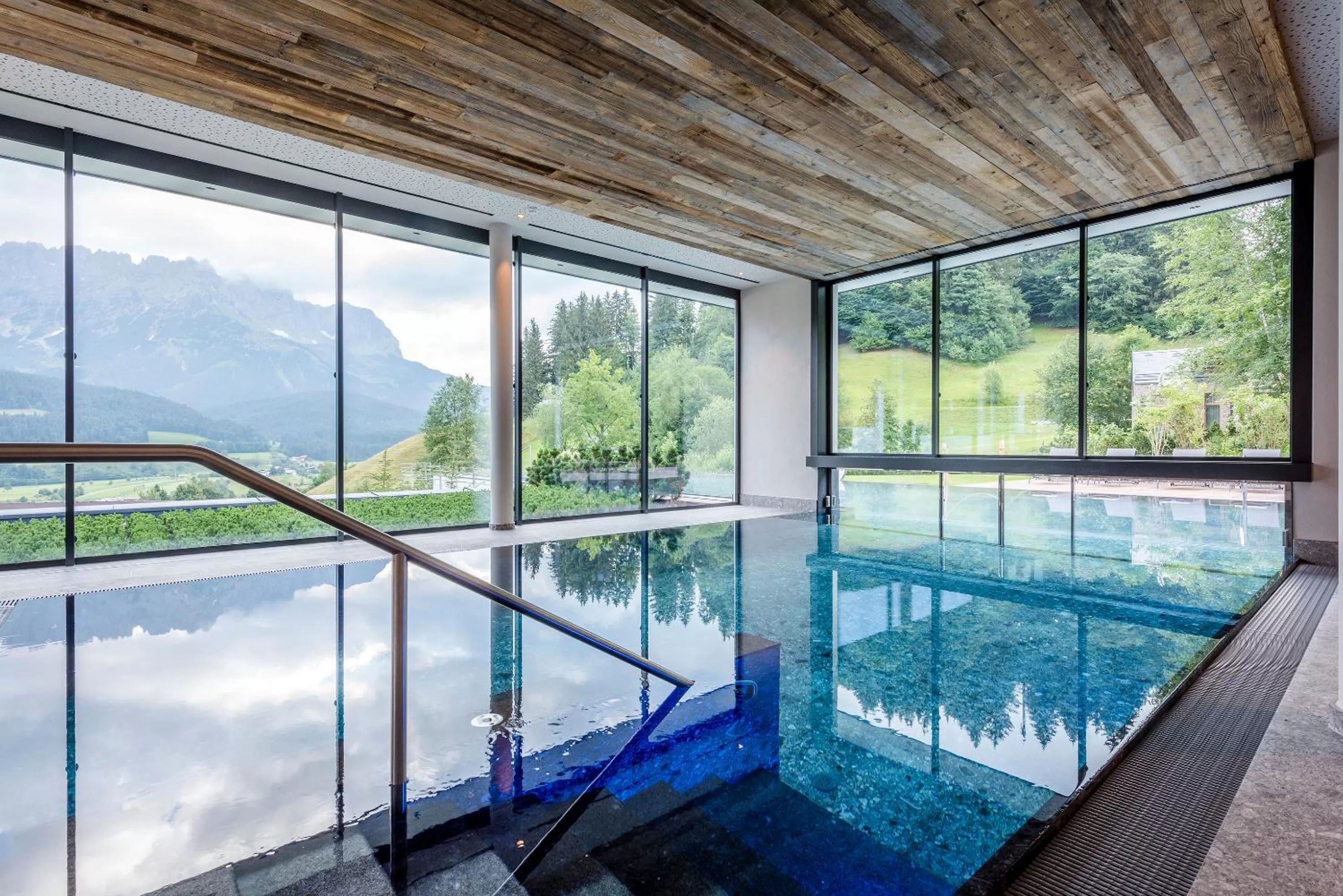 Swimming pool in Hotel Der Bär