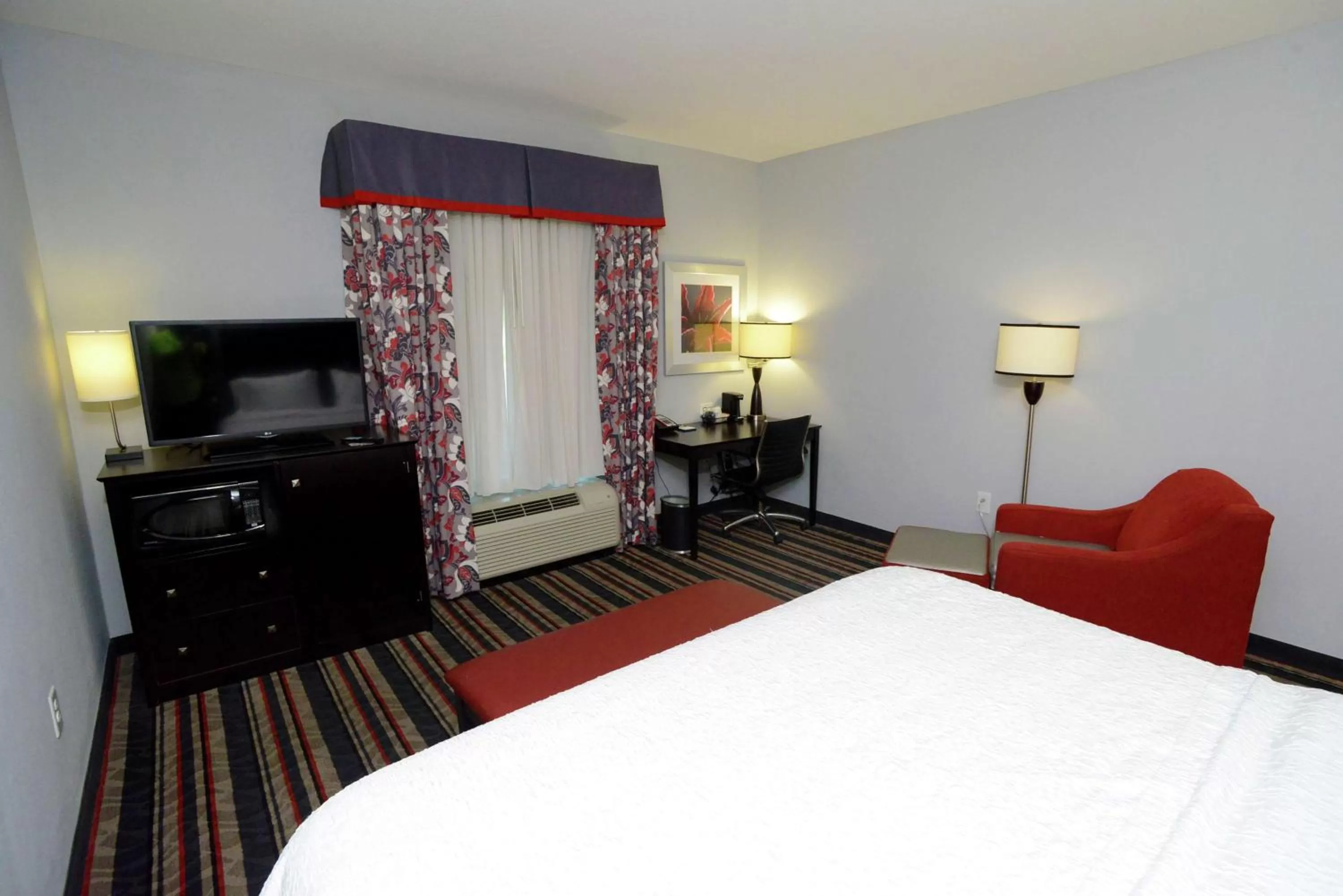 Bedroom, Bed in Hampton Inn & Suites Albany at Albany Mall