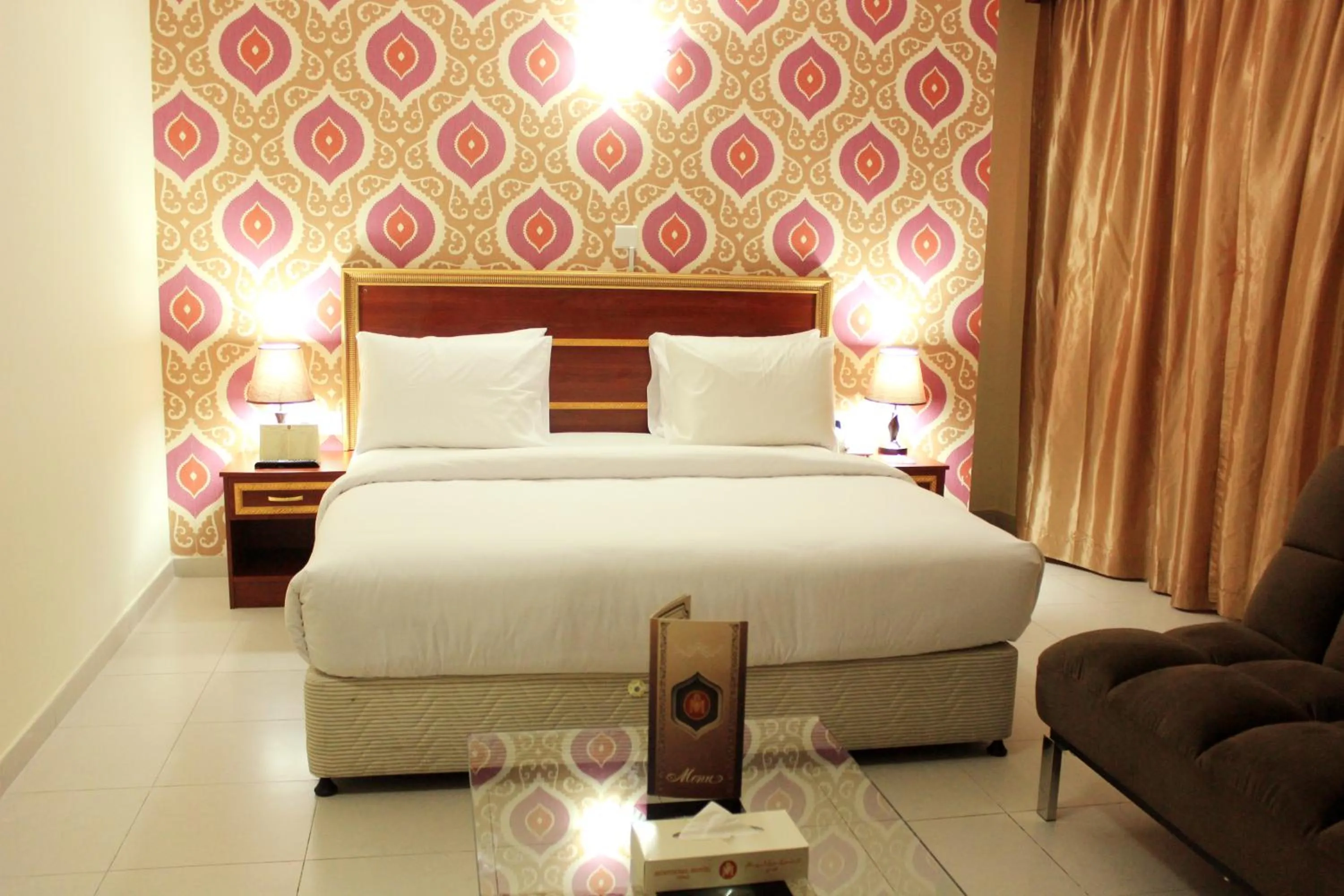 Bedroom, Bed in Montreal Naif Hotel