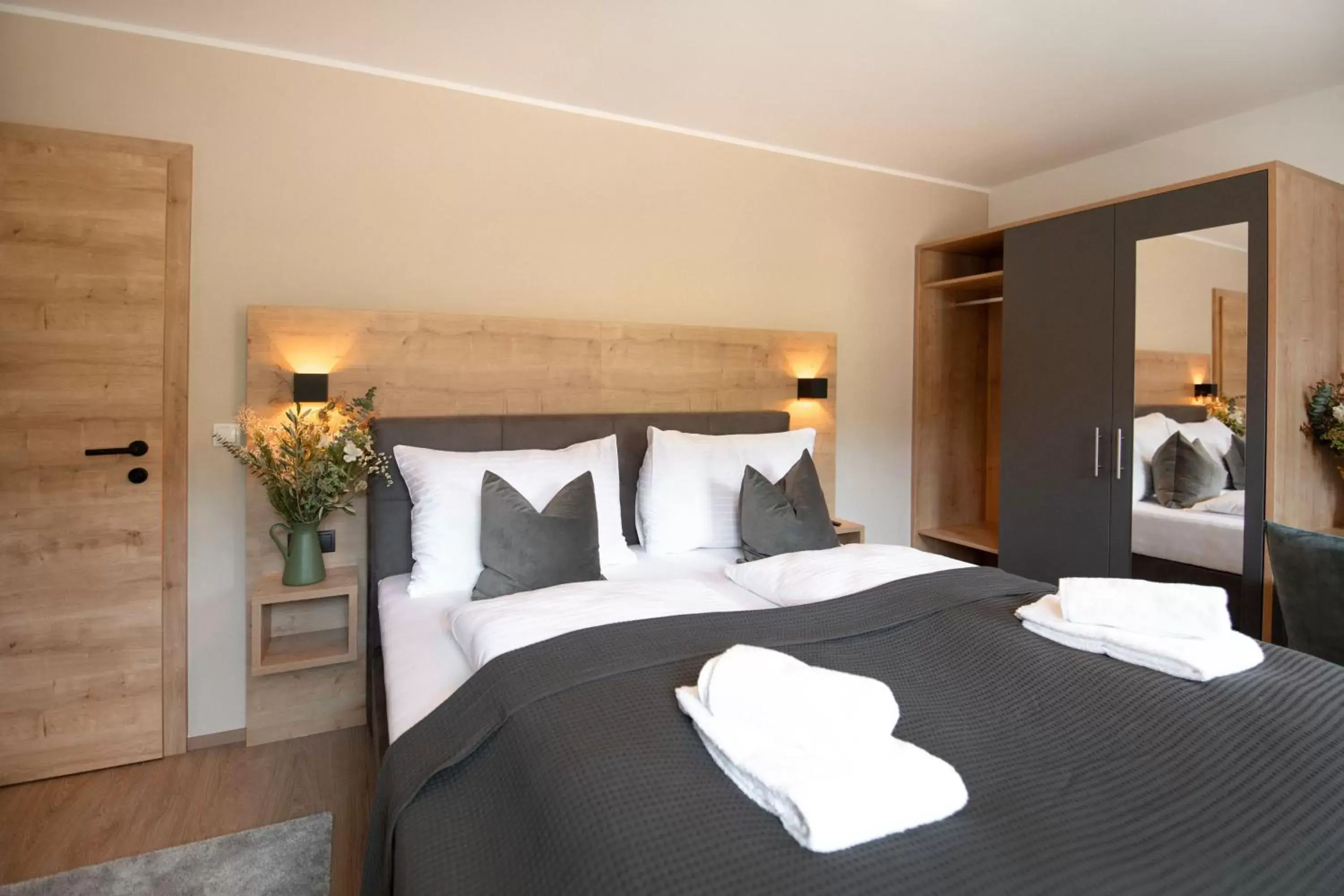 Deluxe Suite with Stone Garden in Das Lenz by Inncomer Deluxe Suite with Stone Garden in Das Lenz by Inncomer