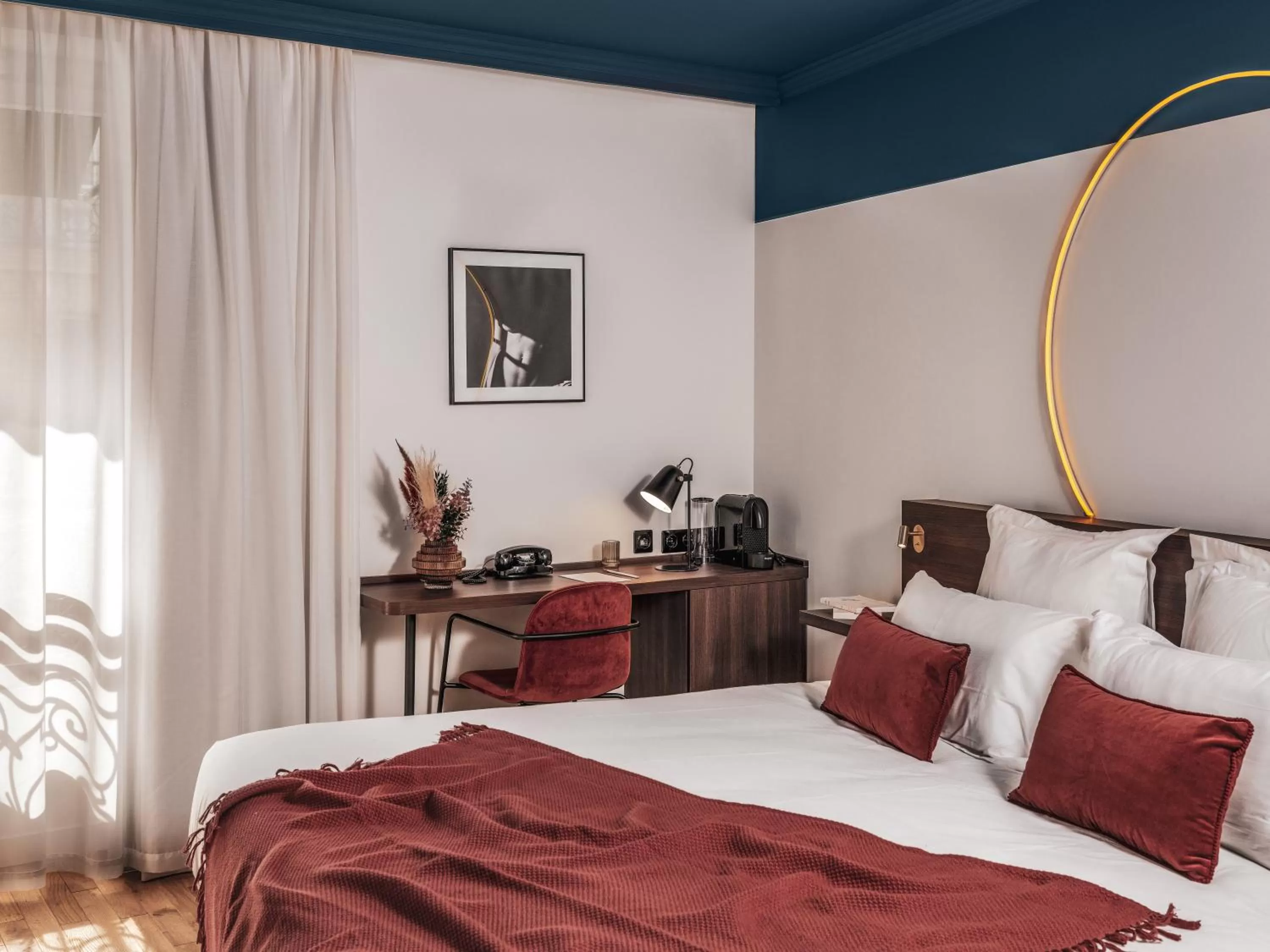 Bedroom, Bed in Seven Hotel Paris