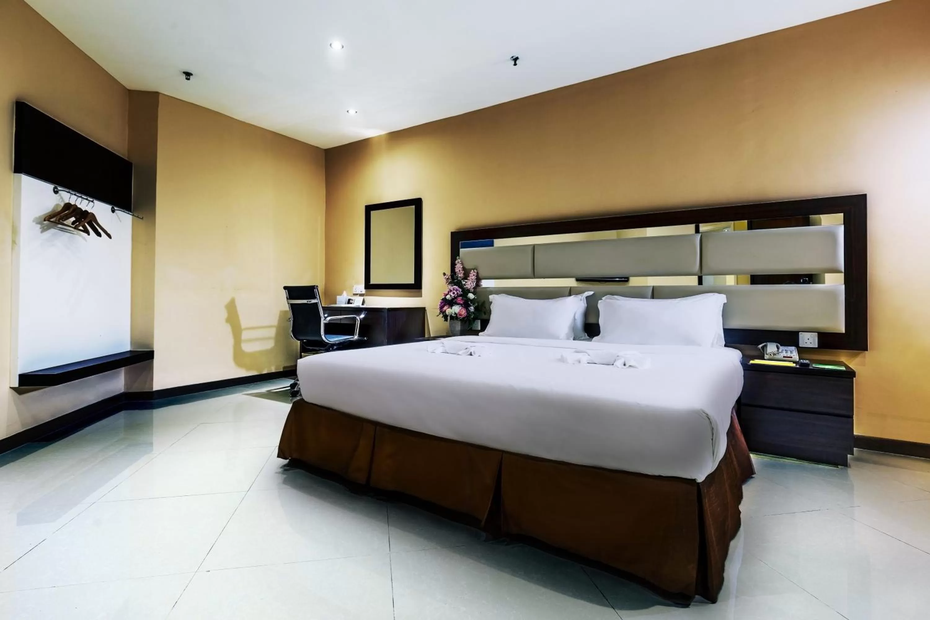 Photo of the whole room, Bed in Ixora Hotel Penang