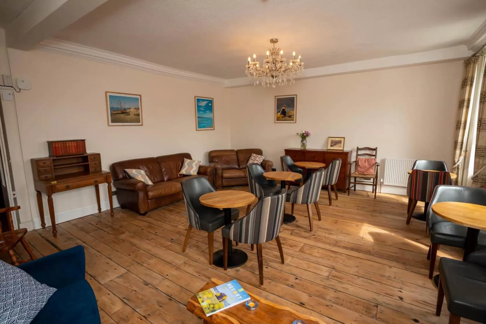 Living room in Alexandra Hotel