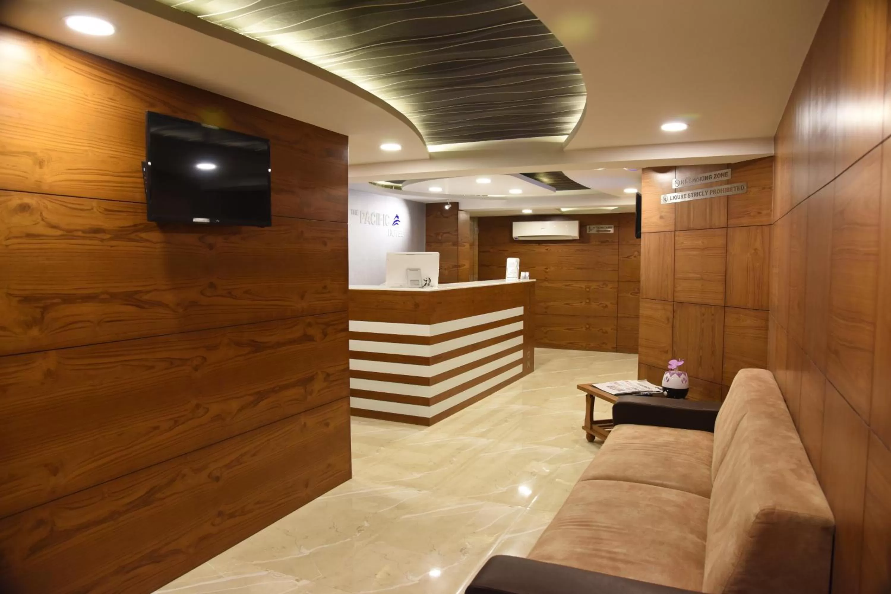 Communal lounge/ TV room, Lobby/Reception in The Pacific Hotel