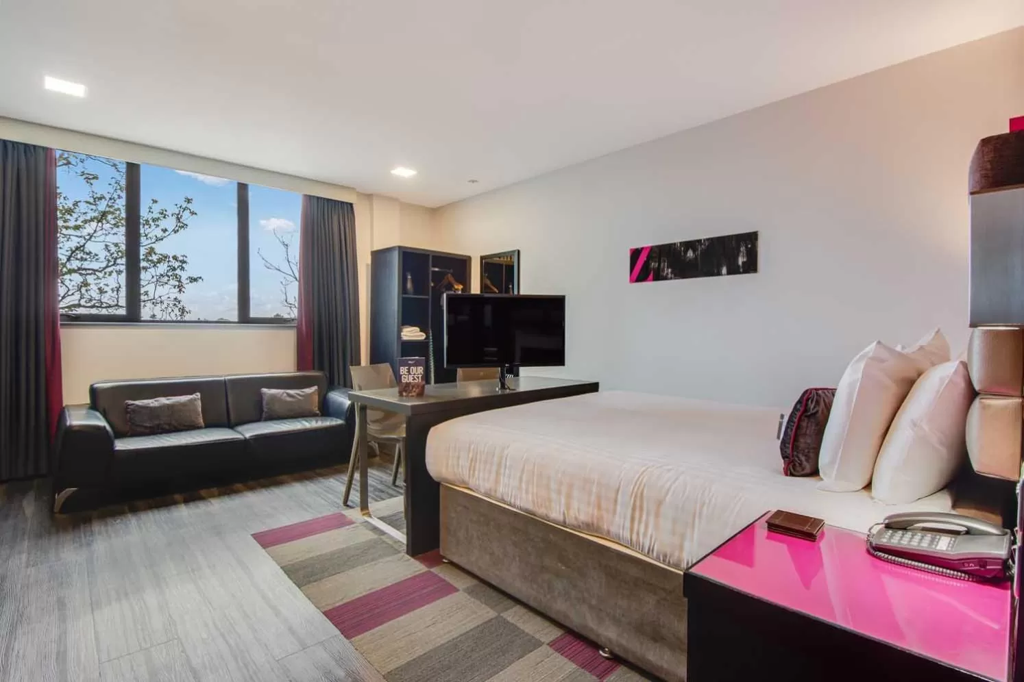 Bedroom, Bed in Roomzzz Chester City