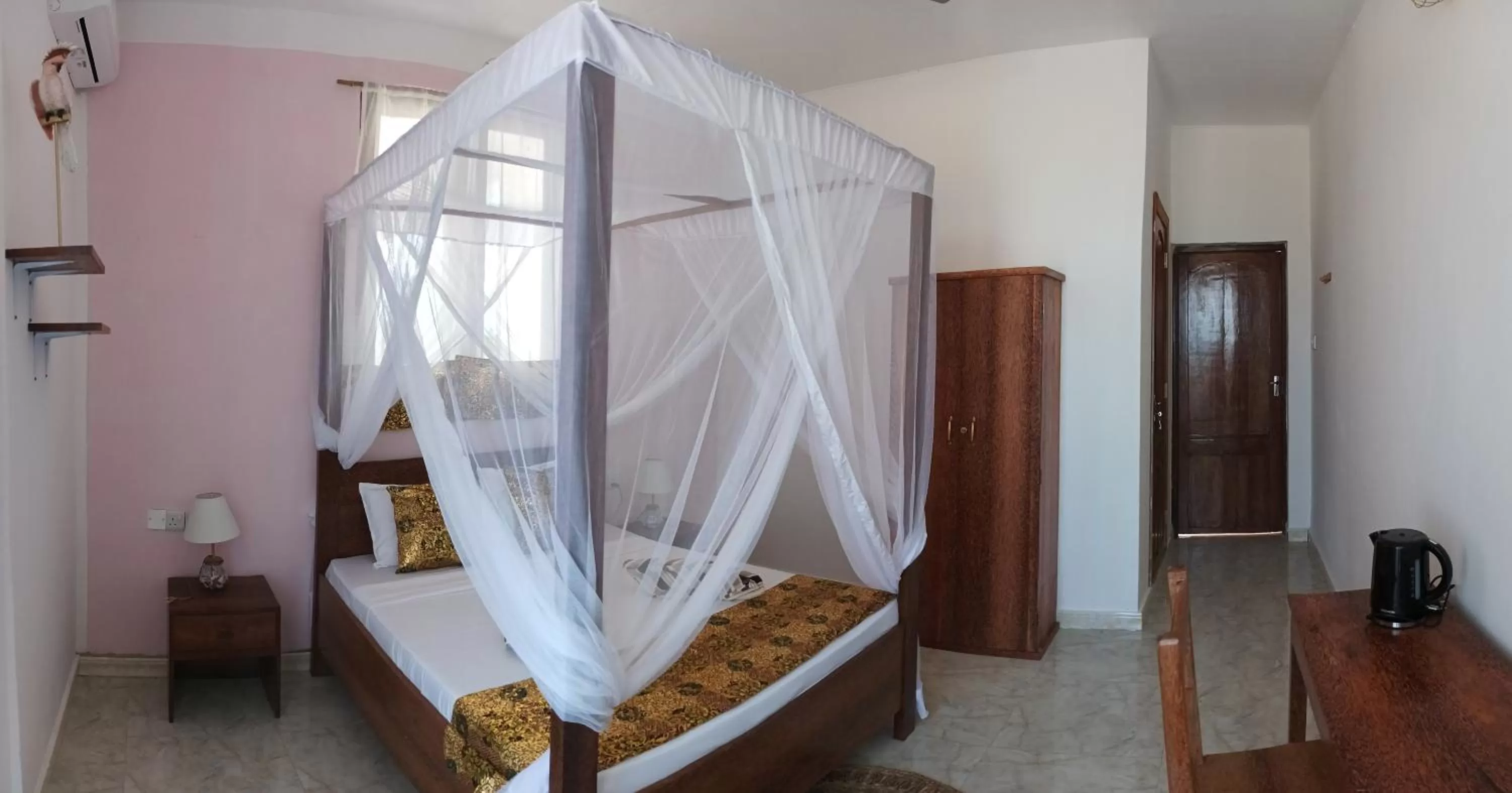 Photo of the whole room, Bed in Zanzicrown