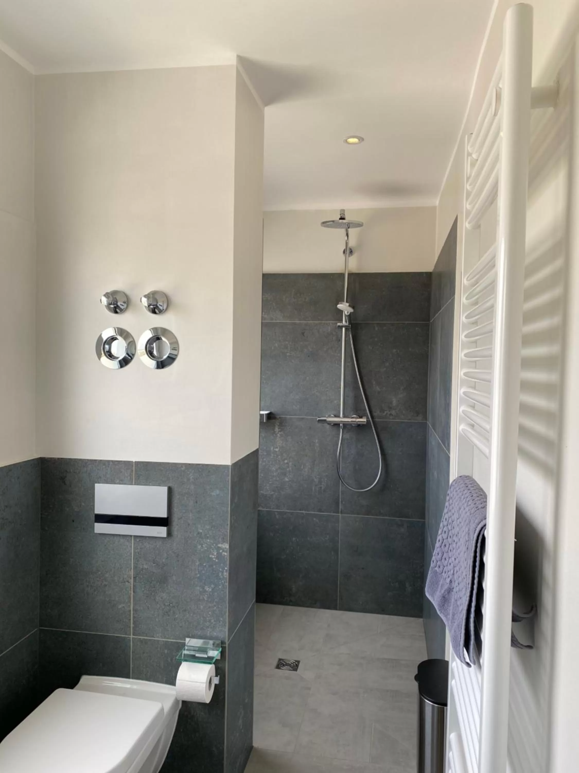 Bathroom in BESOTEL Mettmann