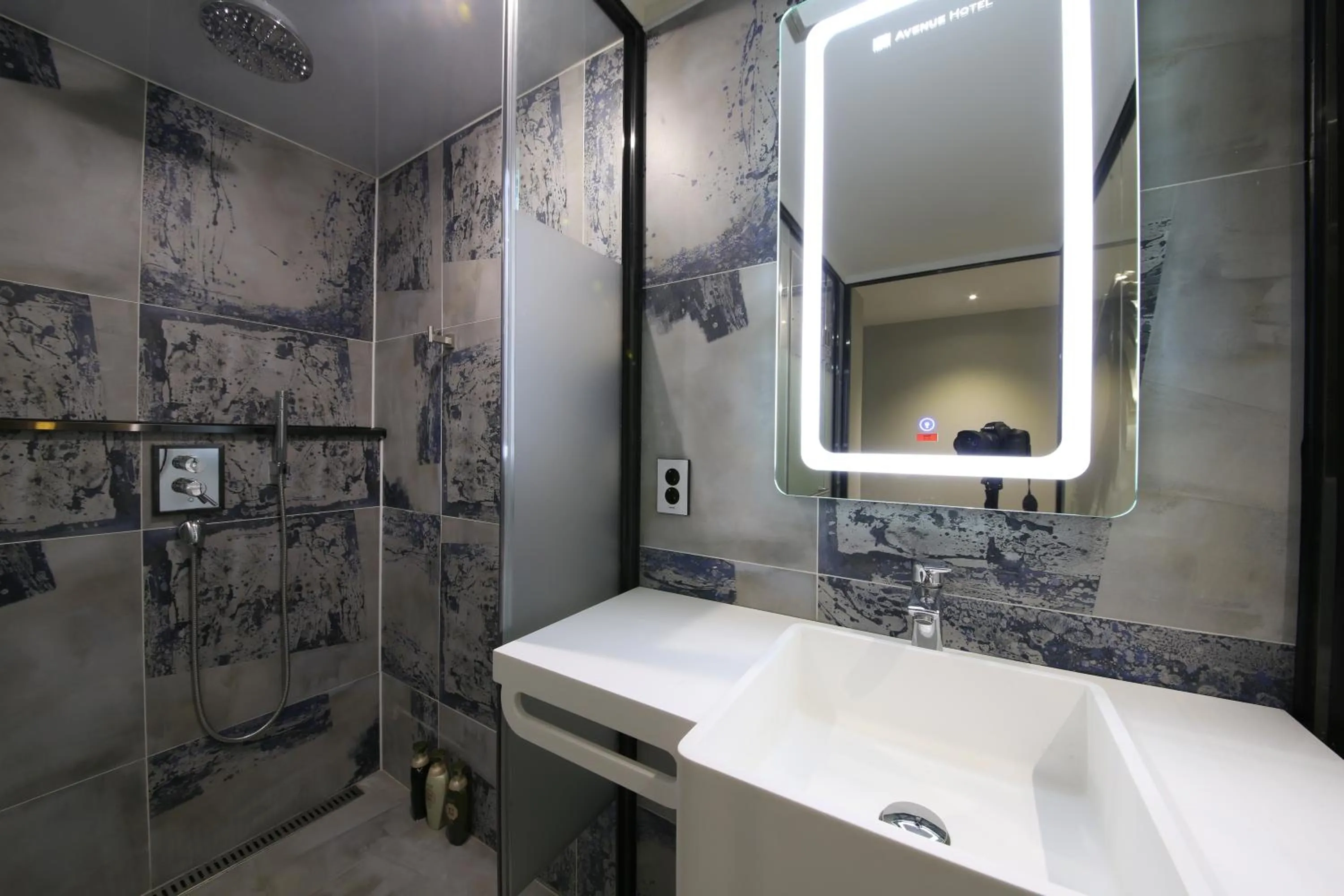 Shower in Avenue Hotel