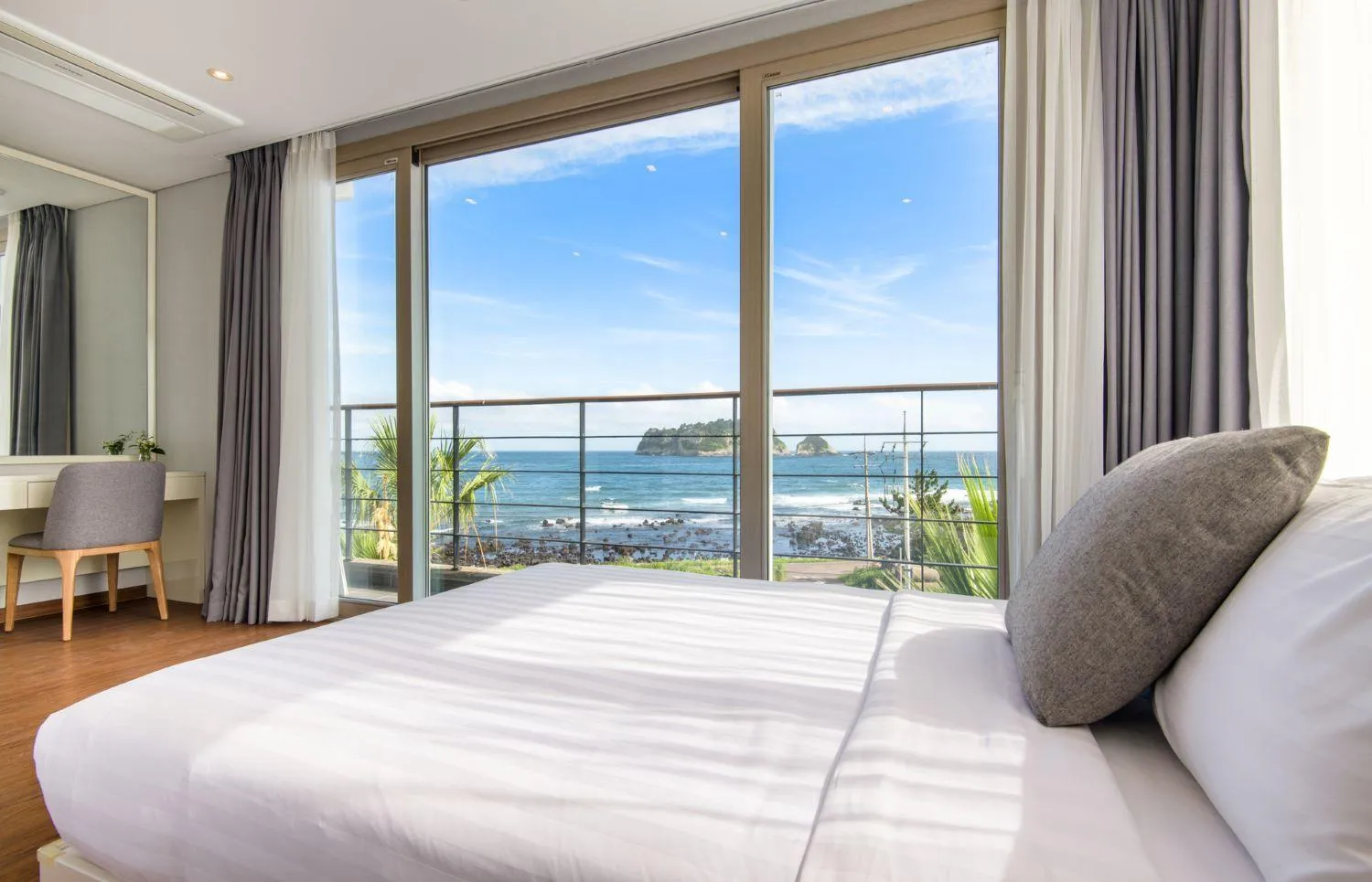 Sea view, Bed in The Grand Sumorum