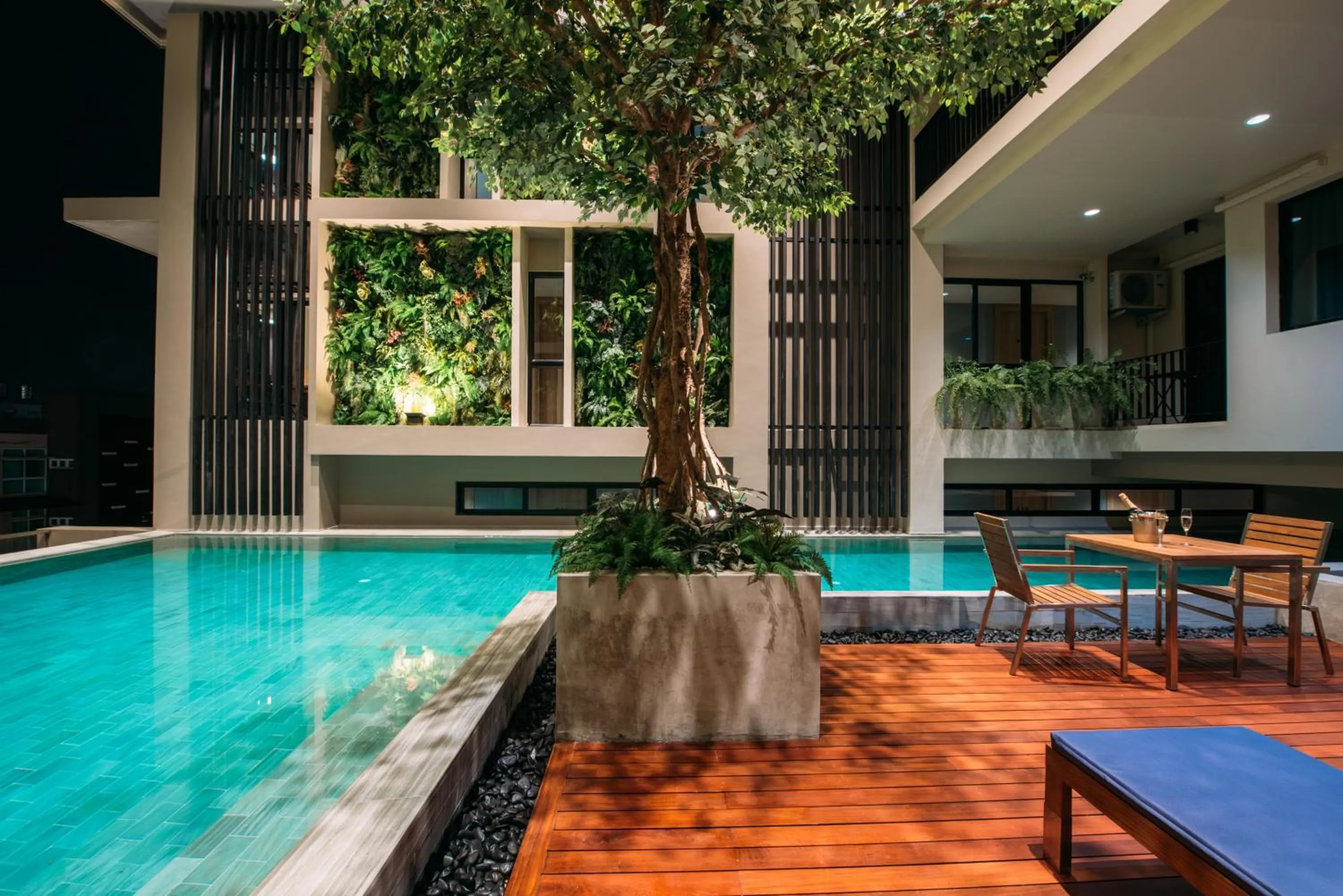 Swimming pool in Mii Hotel Srinakarin