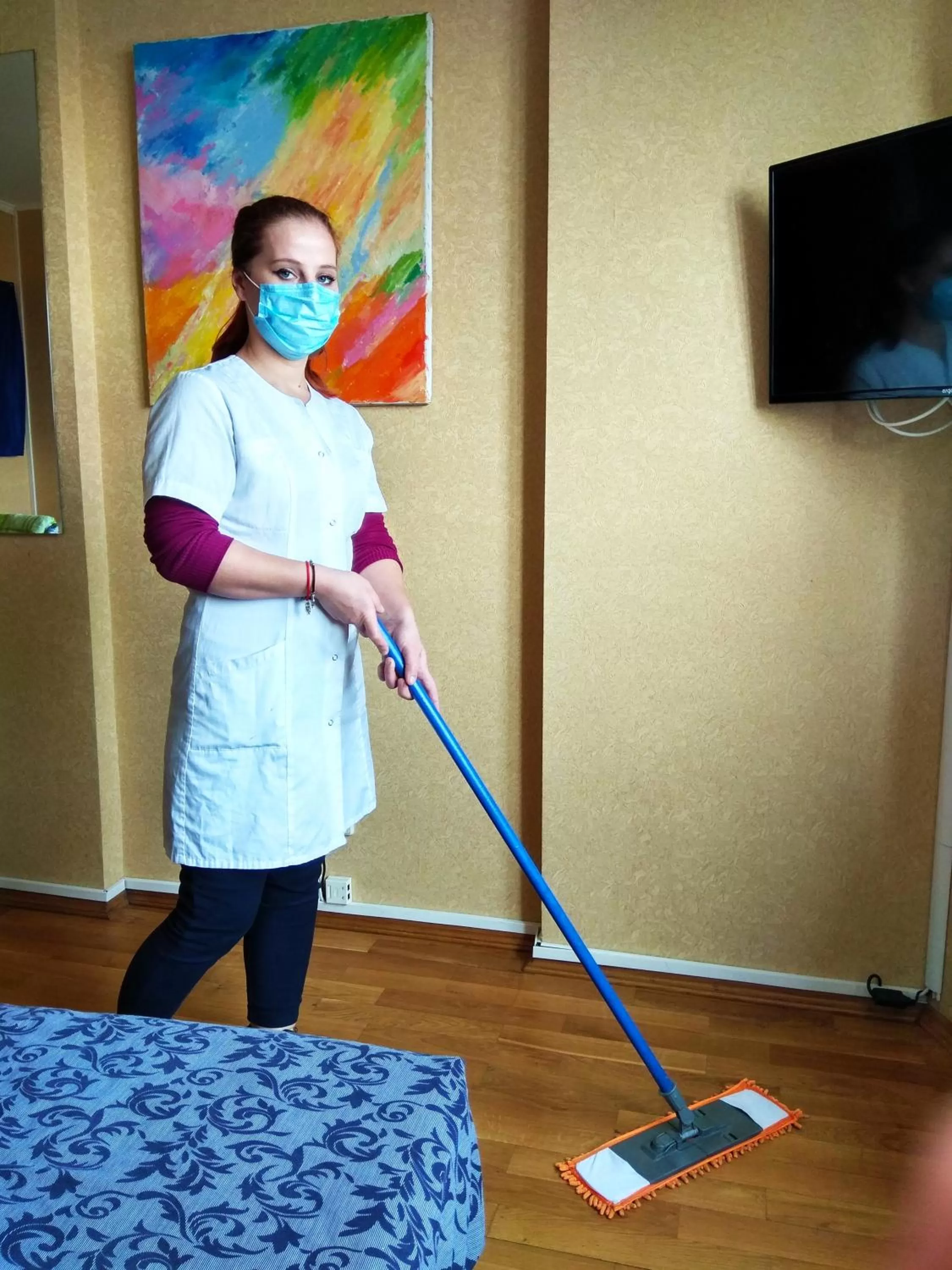 Communal lounge/ TV room, TV/Entertainment Center in Alaska