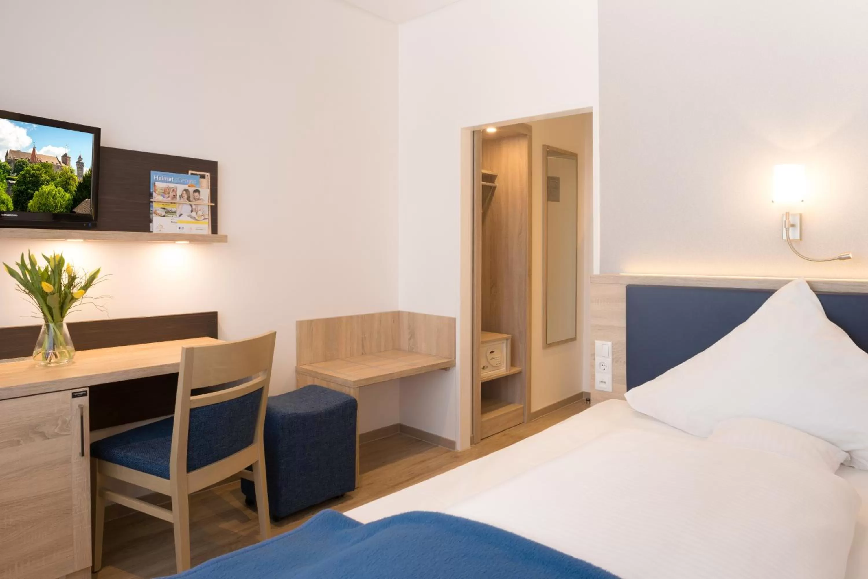 Photo of the whole room, Bed in Ringhotel Loew's Merkur