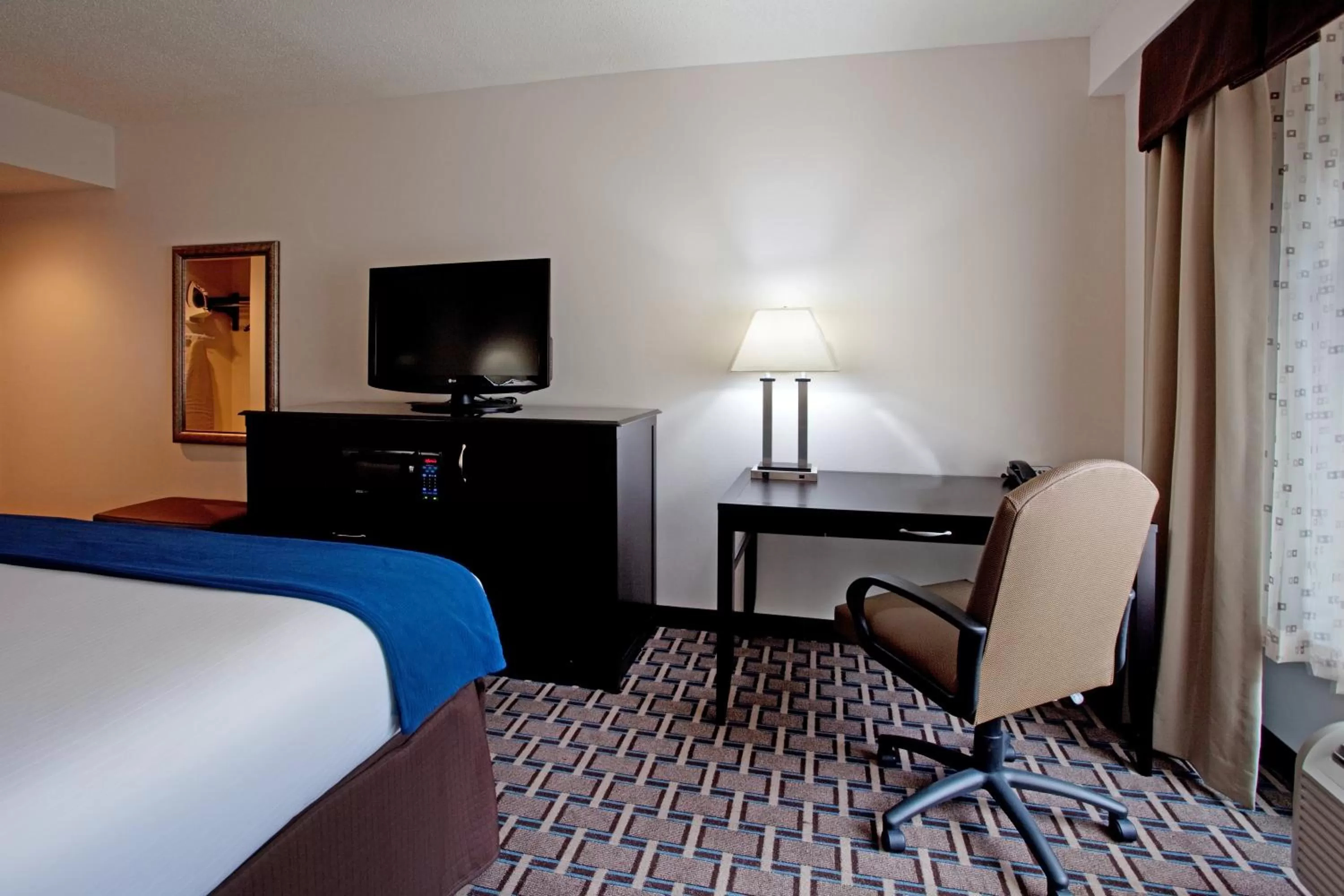 Photo of the whole room, Bed in Holiday Inn Express Hotel & Suites Hope Mills-Fayetteville Airport by IHG