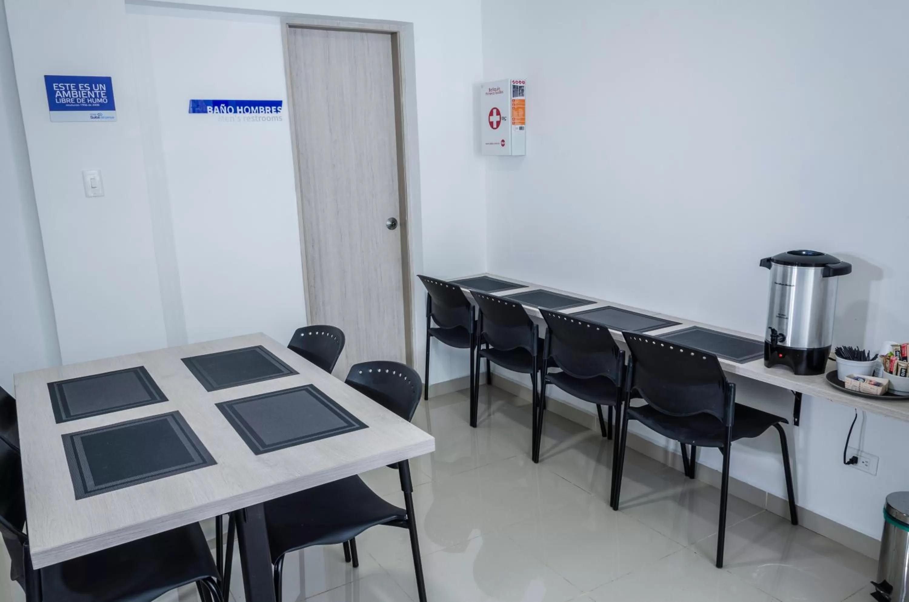 Communal lounge/ TV room in Hotel Suite del Parque