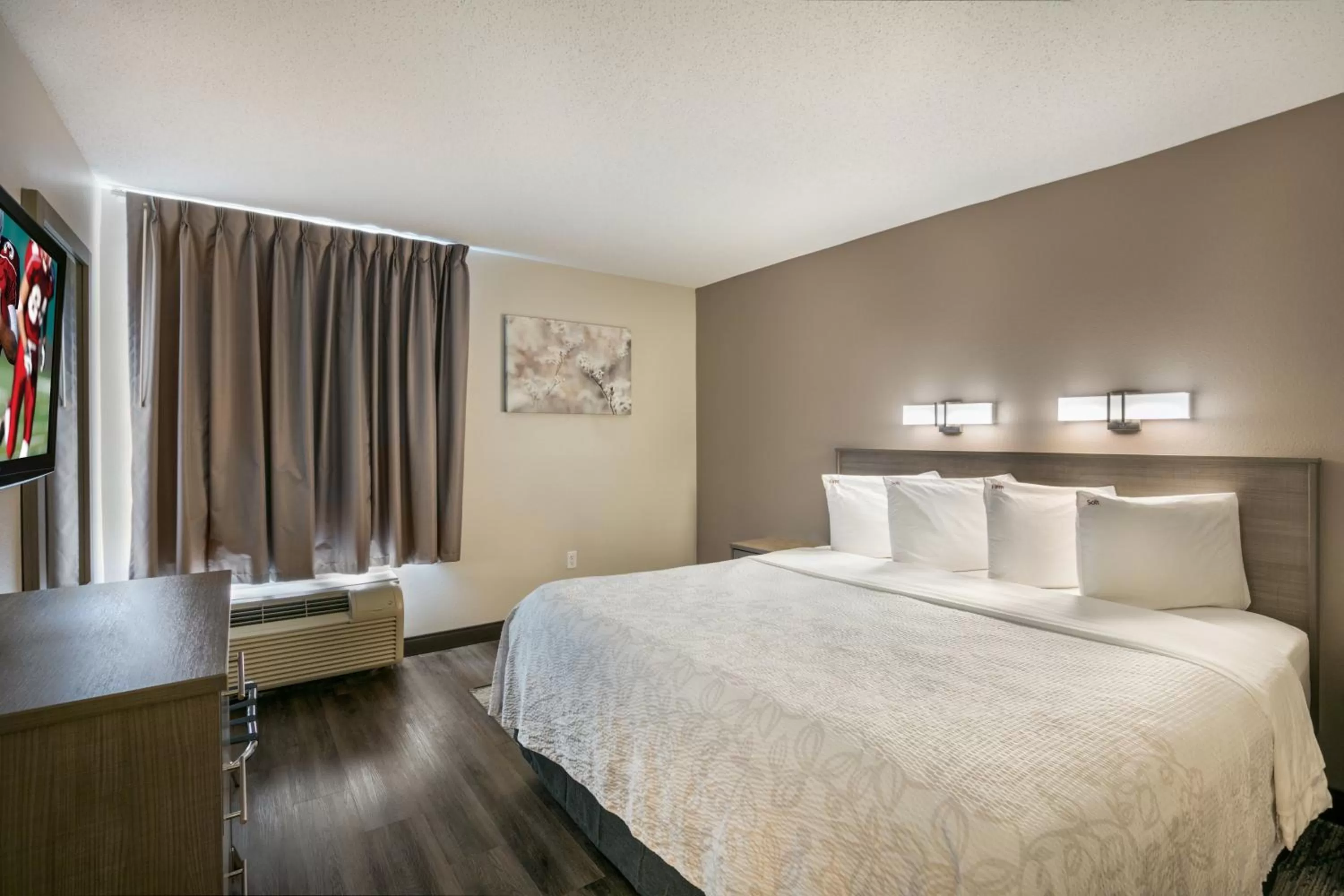 Photo of the whole room, Bed in Red Roof Inn PLUS+ Boston - Logan