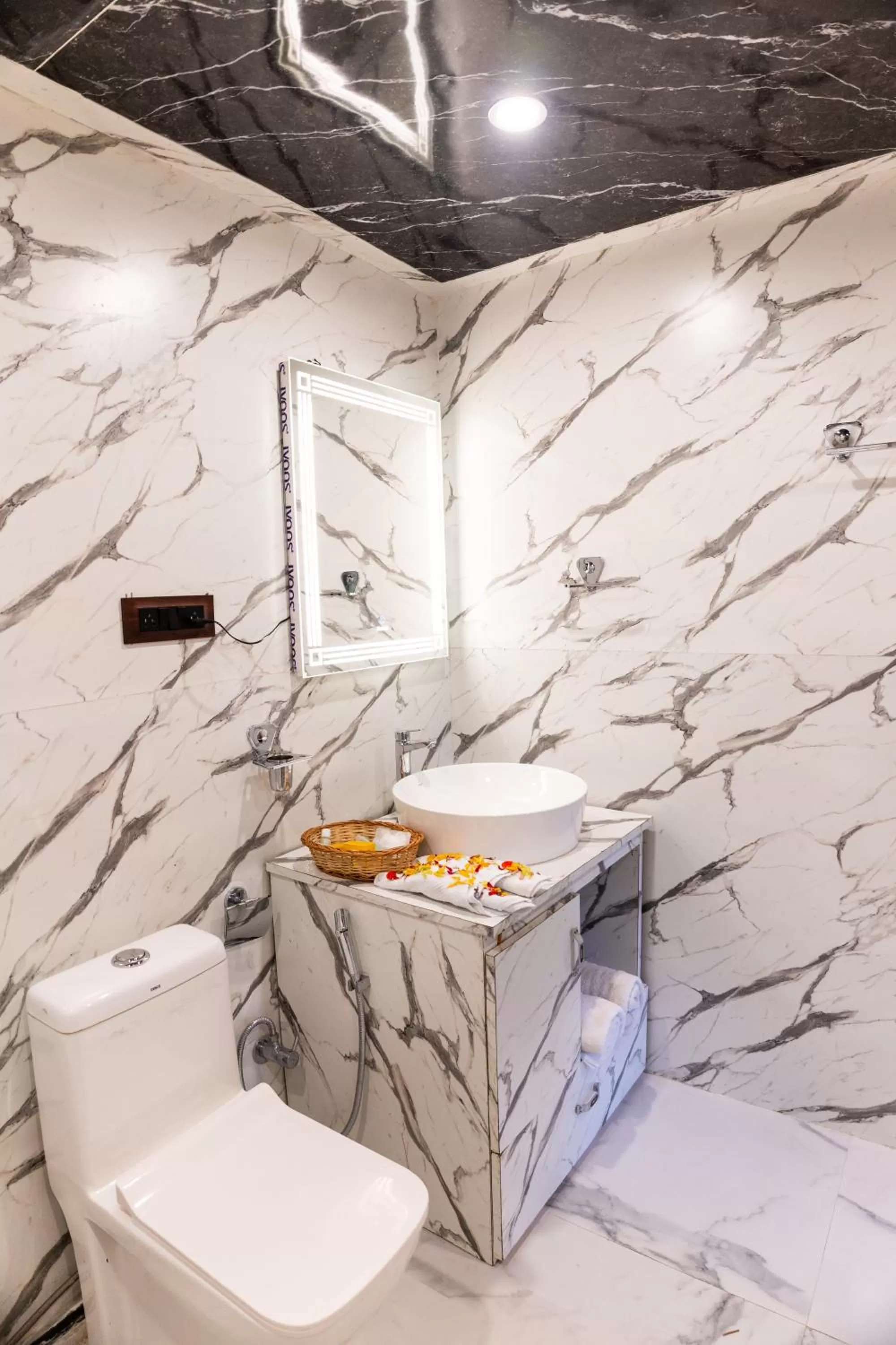 Bathroom in Wangnoo Heritage Houseboats