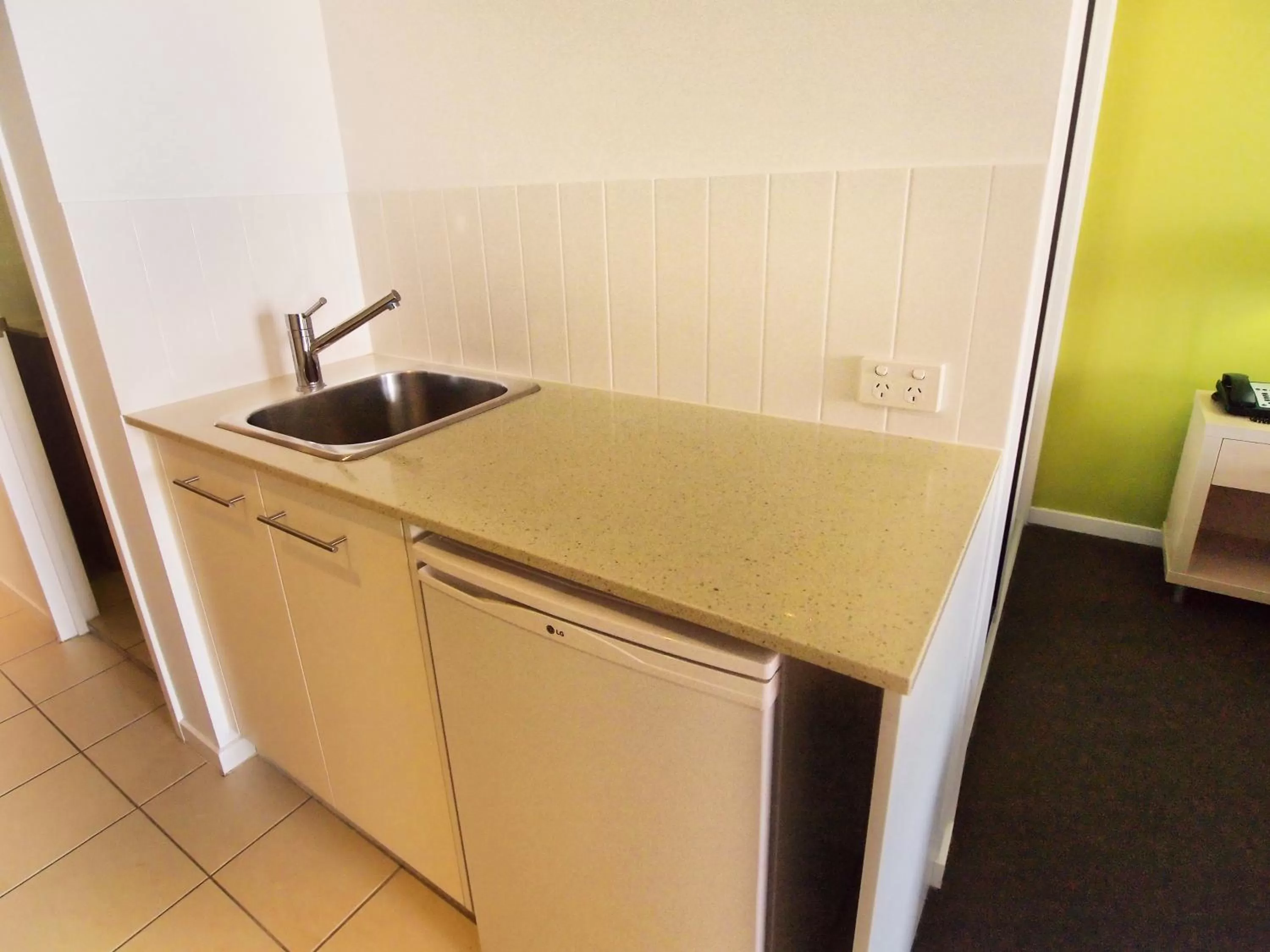 Kitchen or kitchenette in Oaks Townsville Gateway Suites