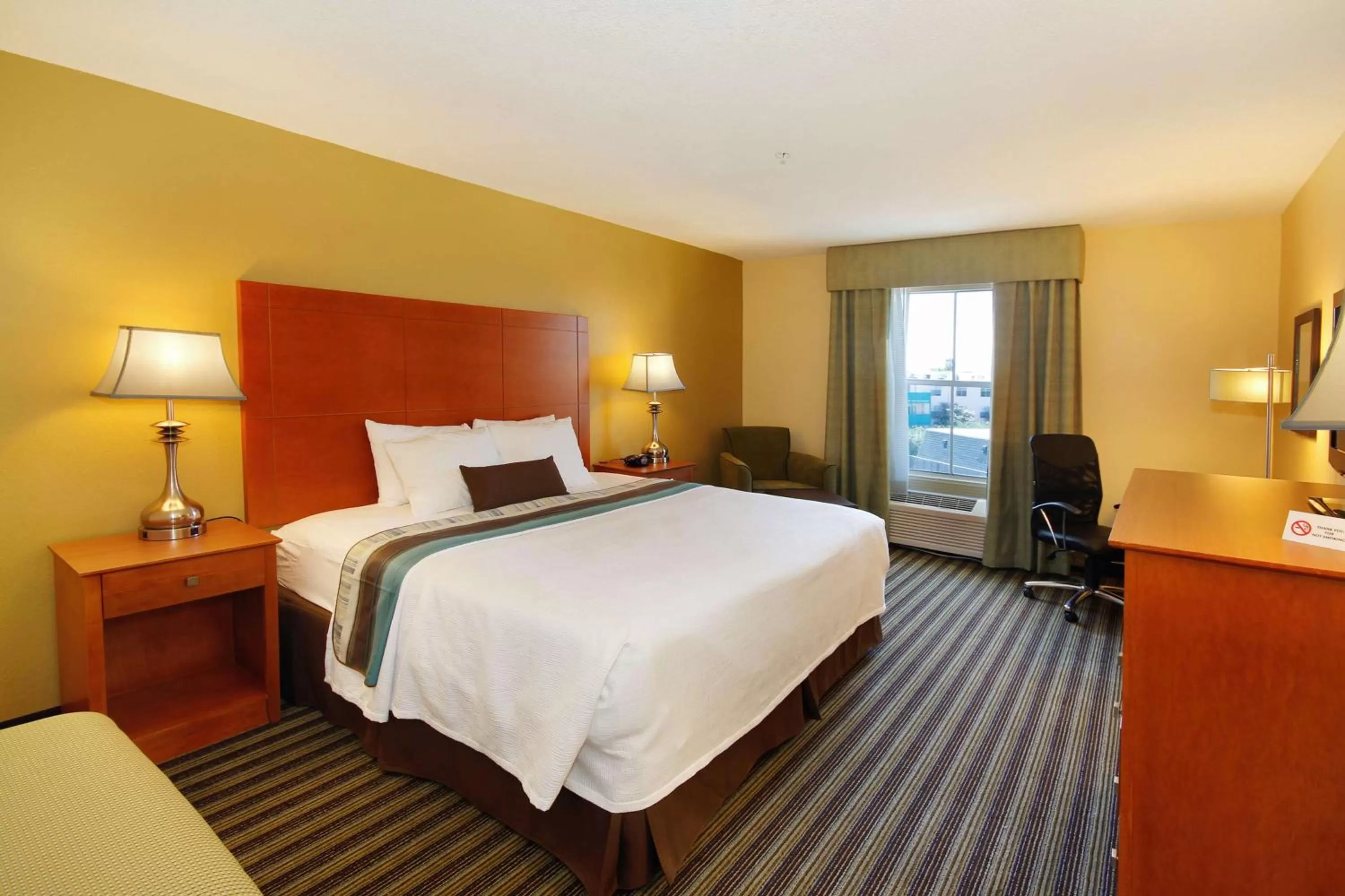 King Room with Bathtub - Disability Access/Non-Smoking in Best Western Plus Seawall Inn & Suites by the Beach