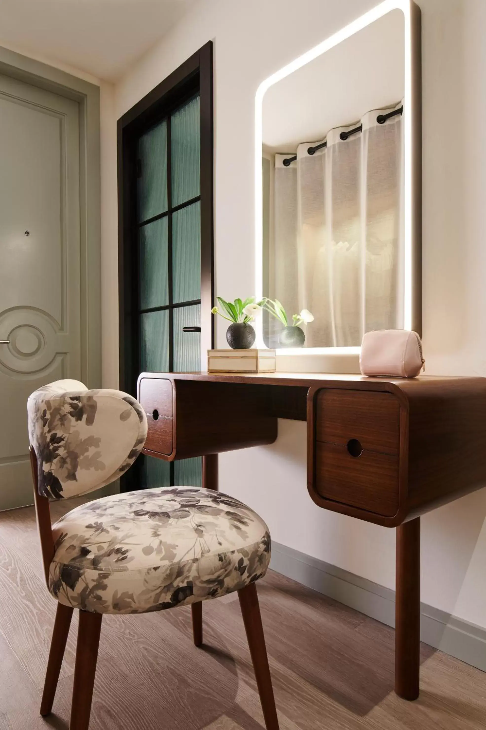 Deluxe Queen Room in Virgin Hotels New Orleans Deluxe Queen Room in Virgin Hotels New Orleans