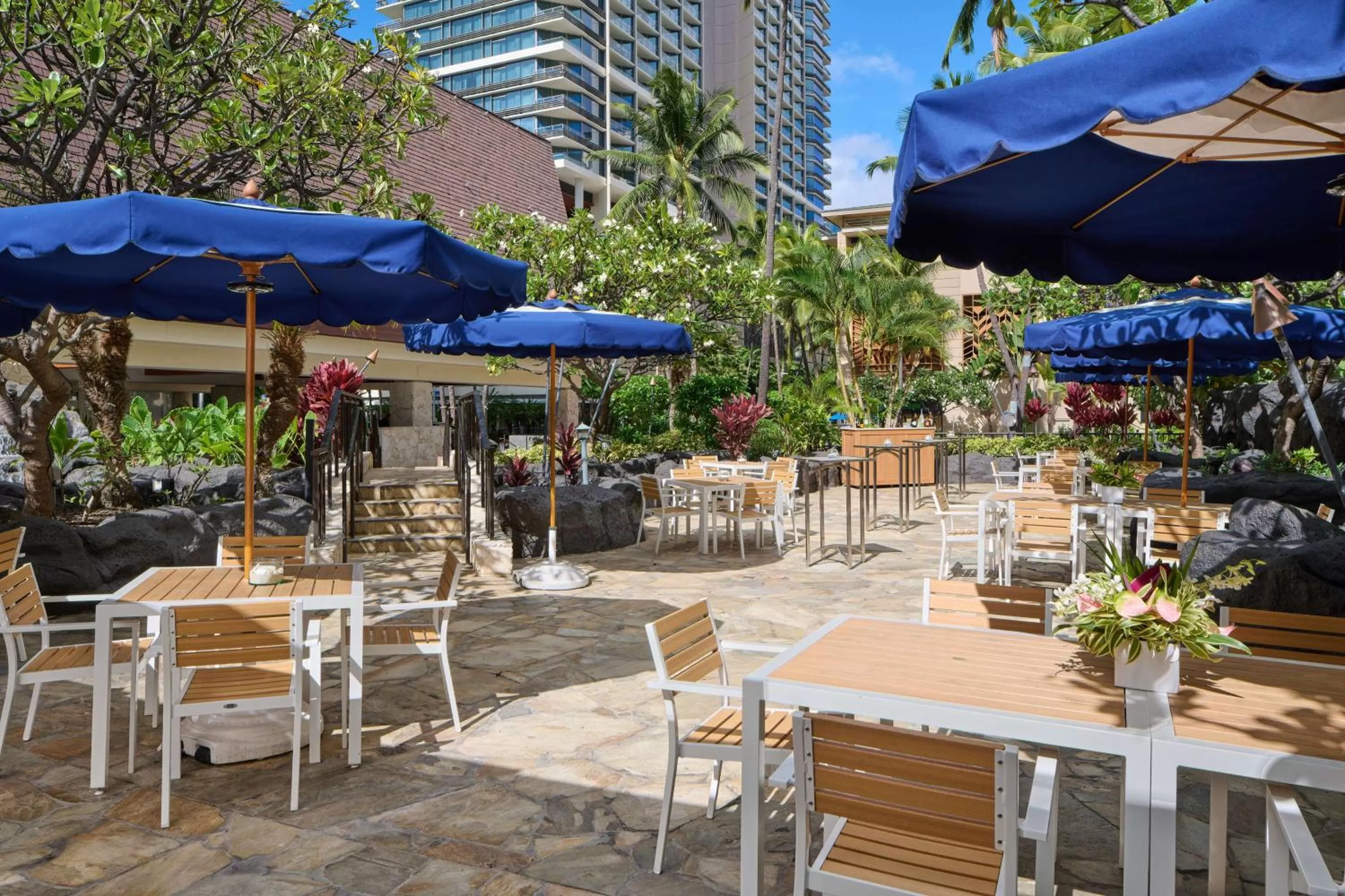 Dining area in OUTRIGGER Reef Waikiki Beach Resort