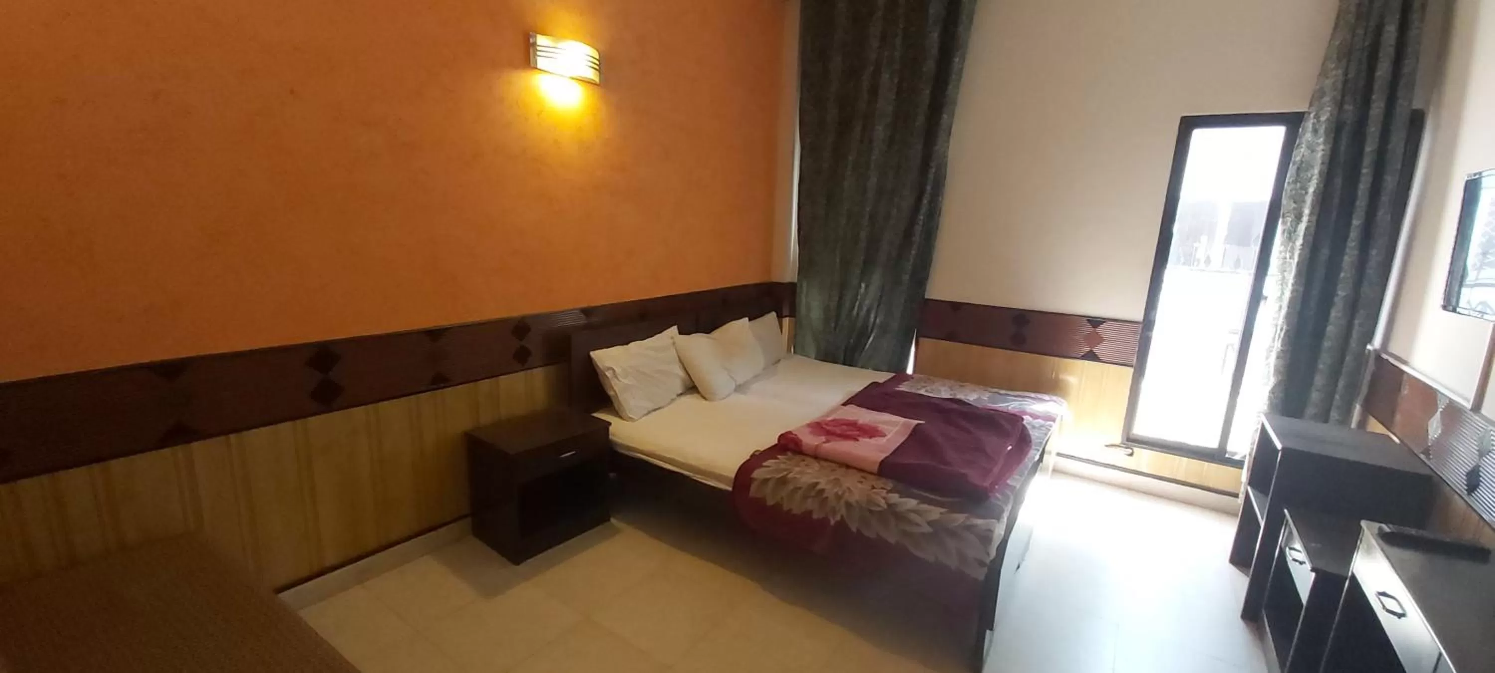 Bedroom, Bed in Mount Heaven Hotel Murree