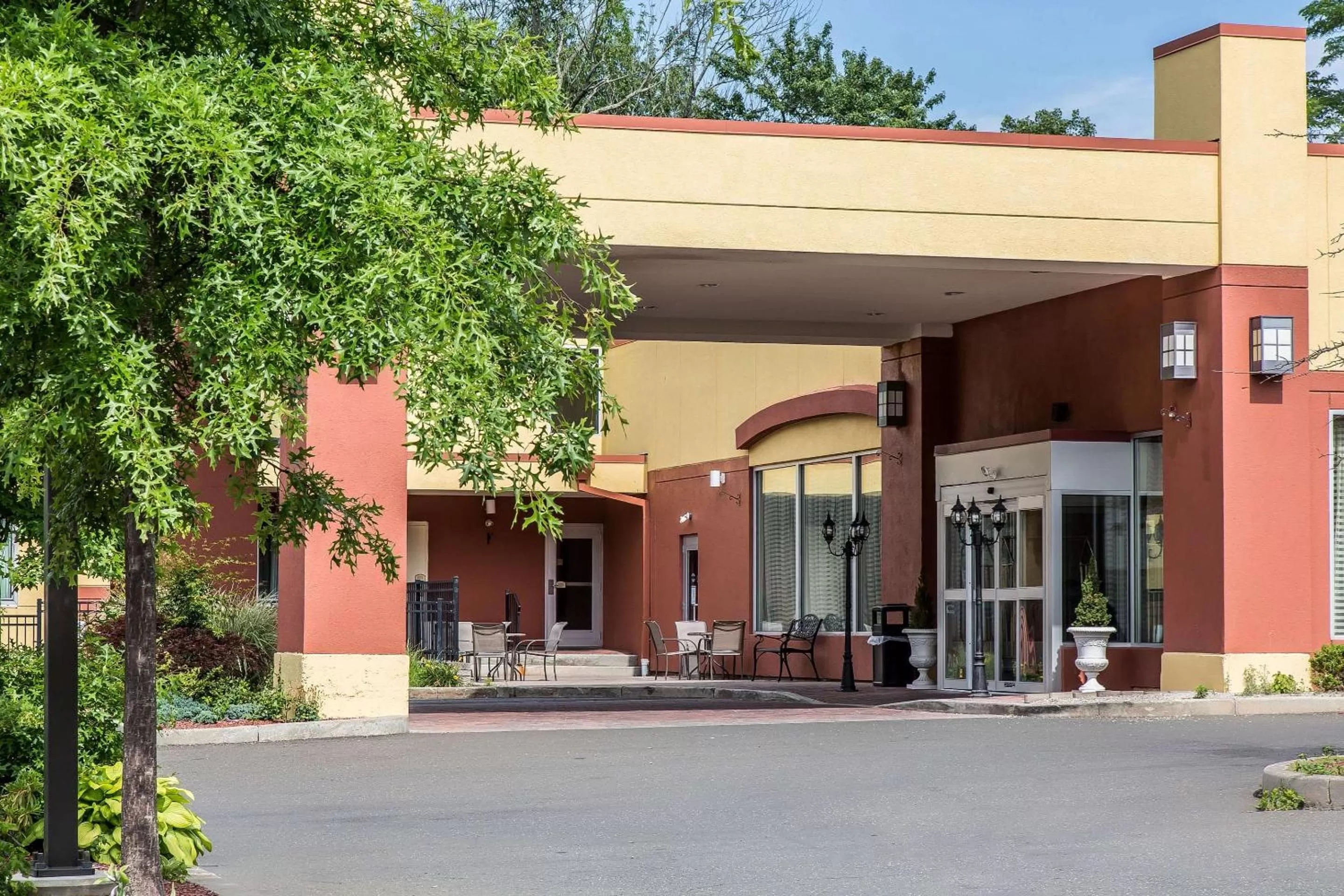 Property building in Clarion Hotel & Suites Hamden - New Haven