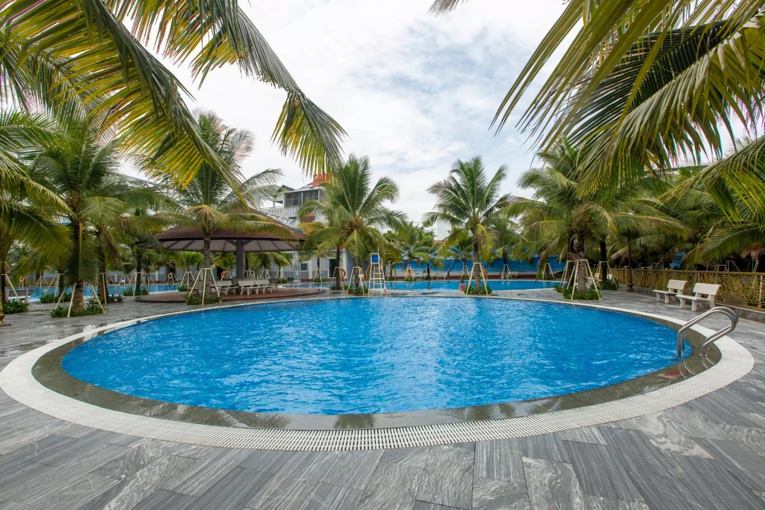 Swimming pool in Hoang Hung Hotel