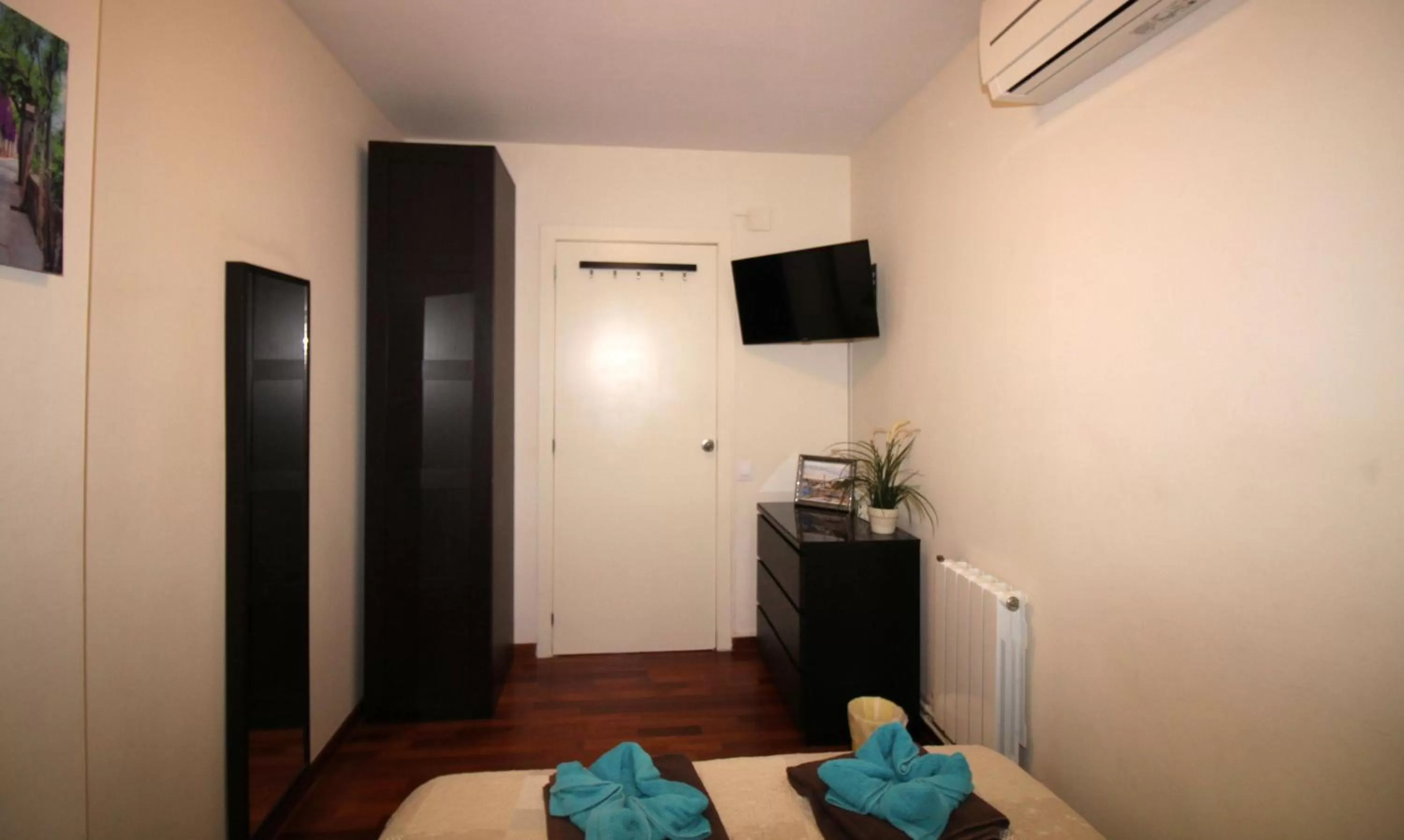 TV/Entertainment Center in Rooms Arago