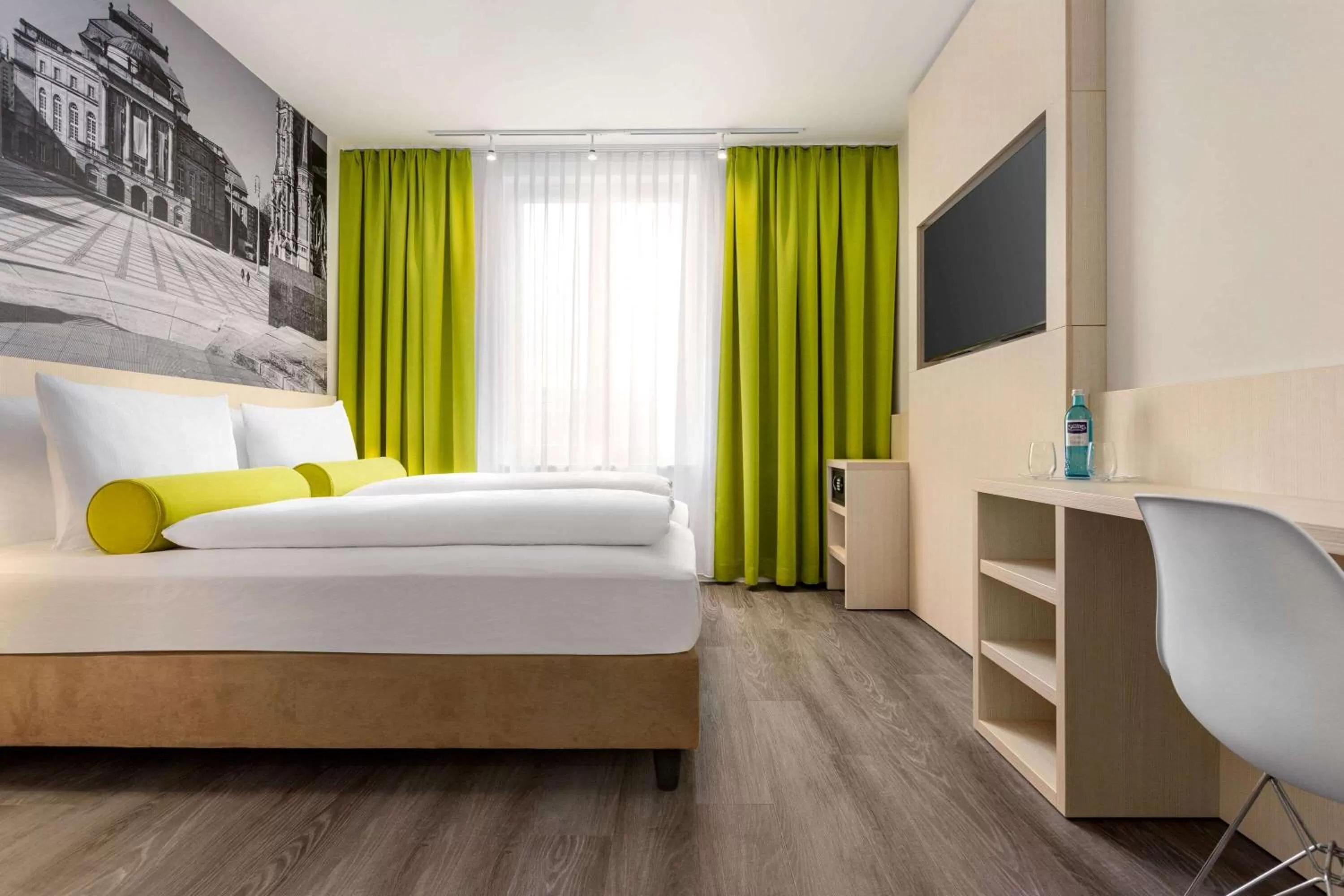 TV and multimedia, Bed in Super 8 by Wyndham Chemnitz