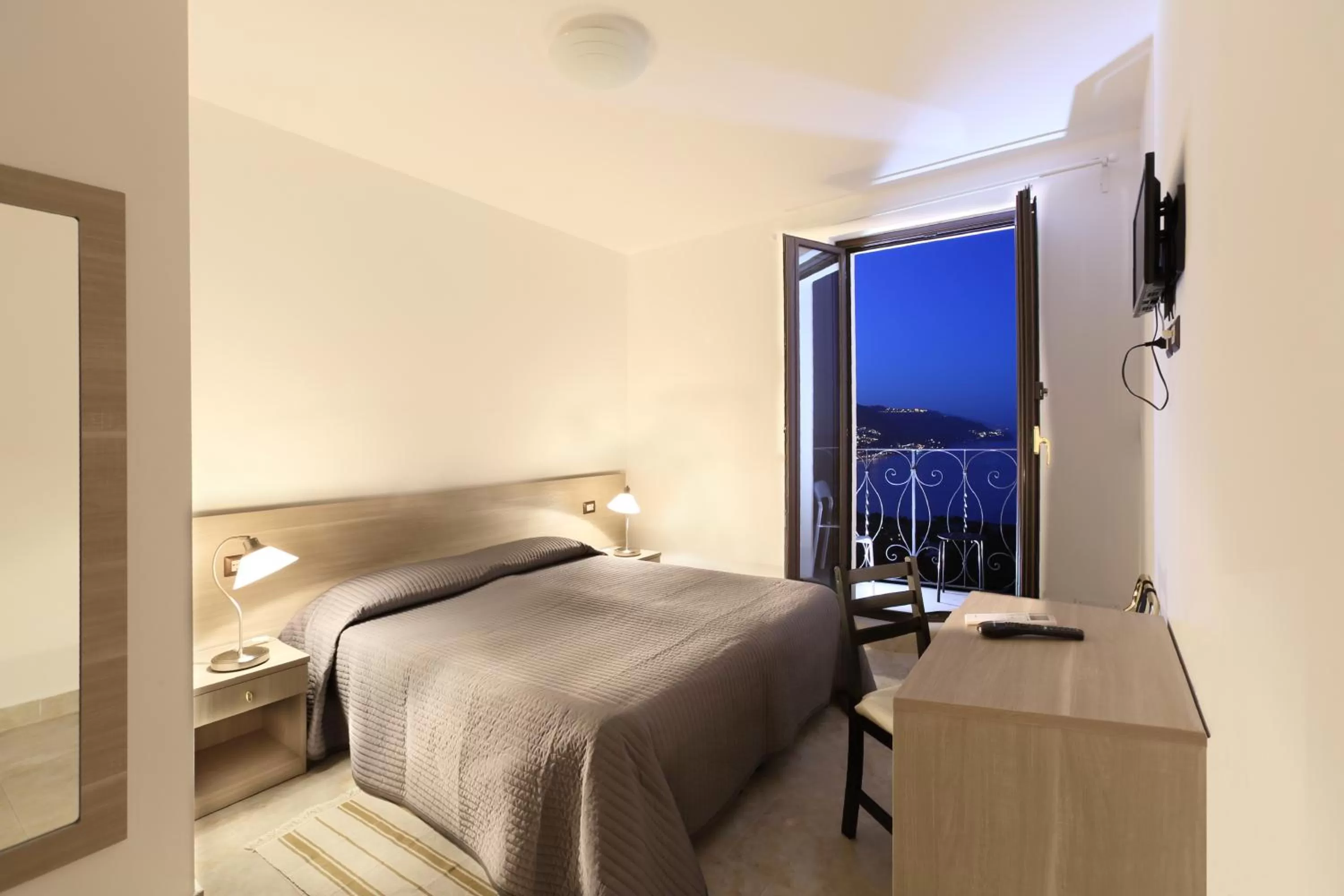 Photo of the whole room, Bed in Villa Astoria