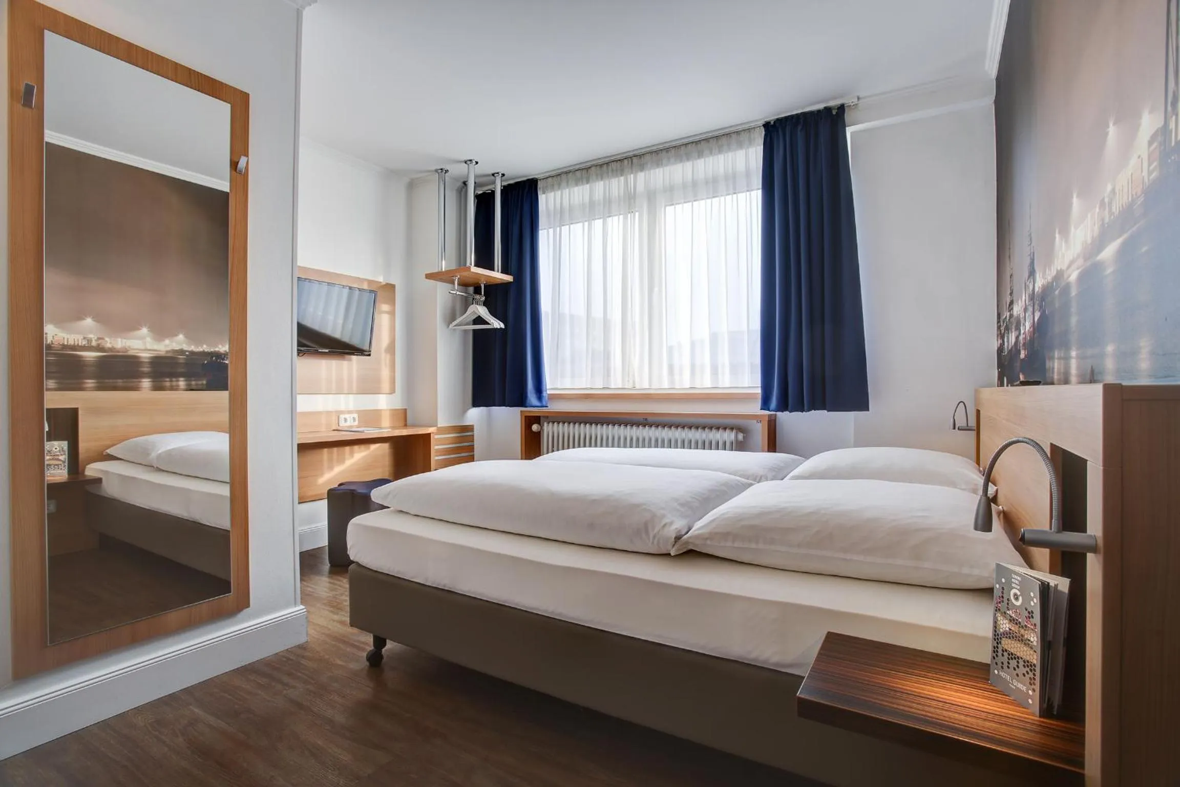 Photo of the whole room, Bed in Hotel Keese Hamburg