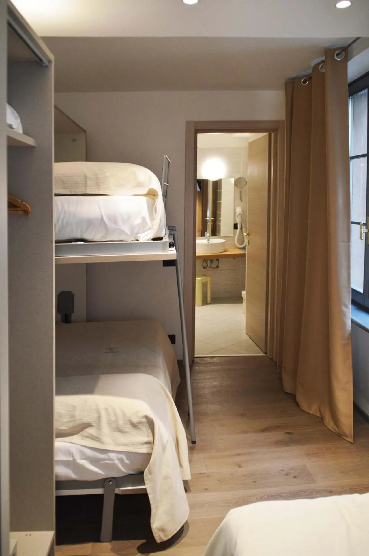 Bathroom, Bed in Hotel Il Loggiato Dei Serviti
