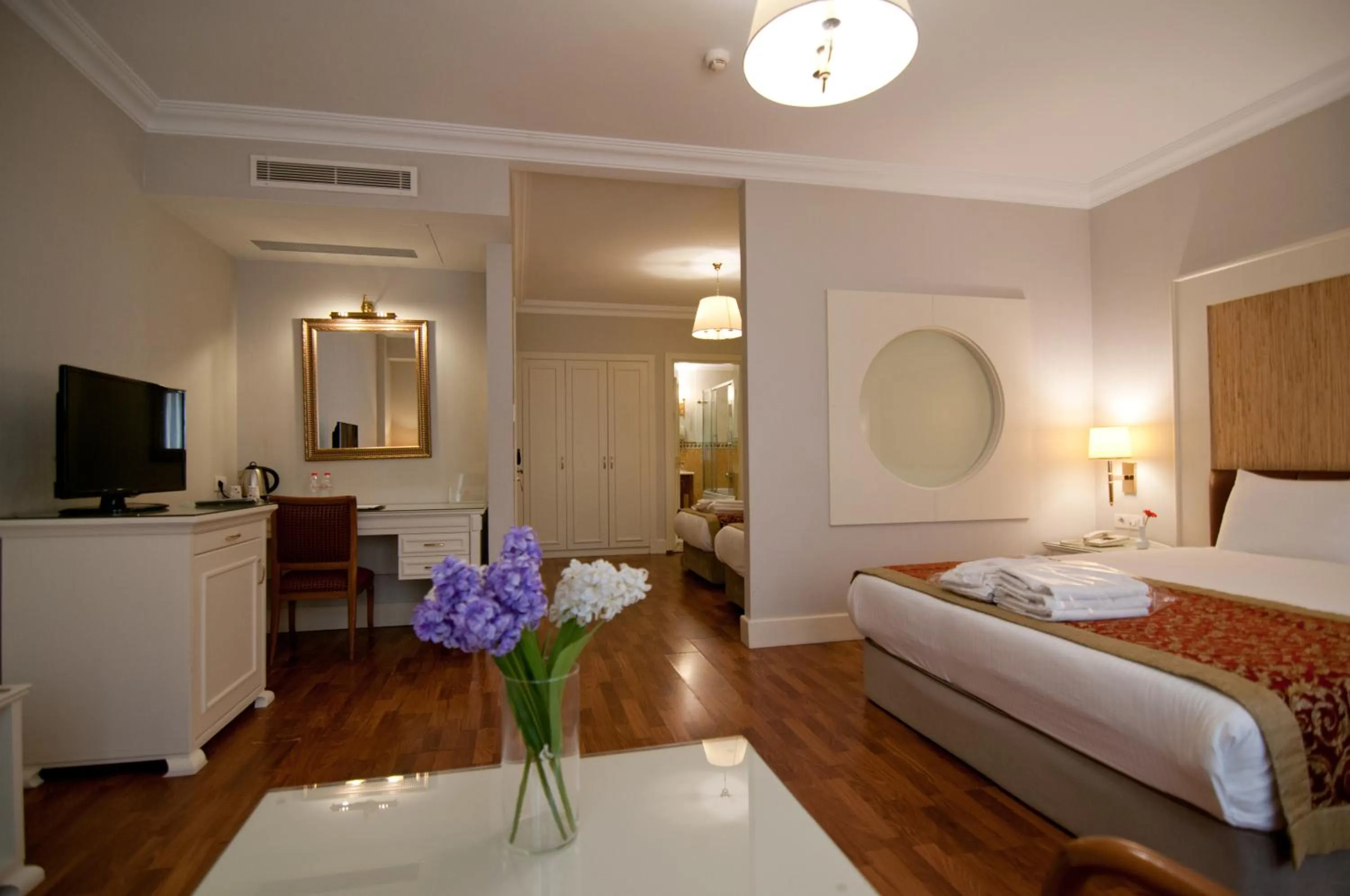 Communal lounge/ TV room, Bed in Taksim Metropark Hotel