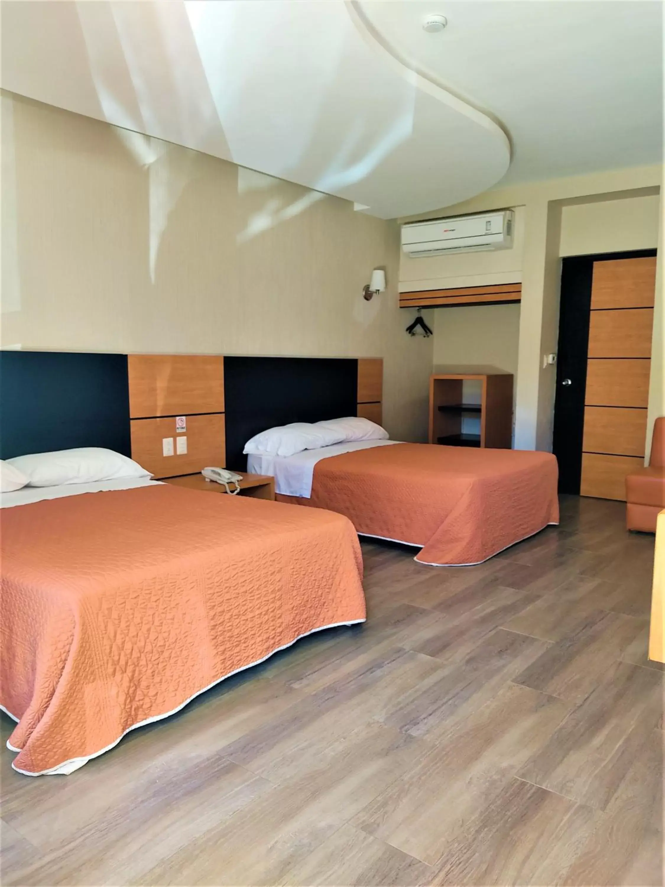 Twin Room in Hotel Oasis Twin Room in Hotel Oasis