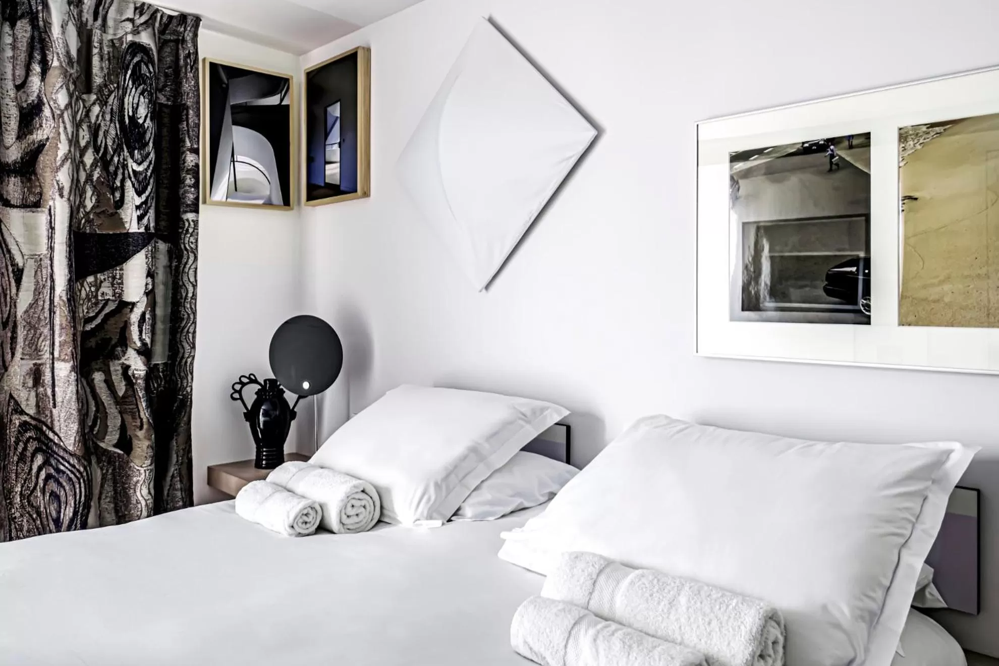 Bed in Hôtel La Reine Jane