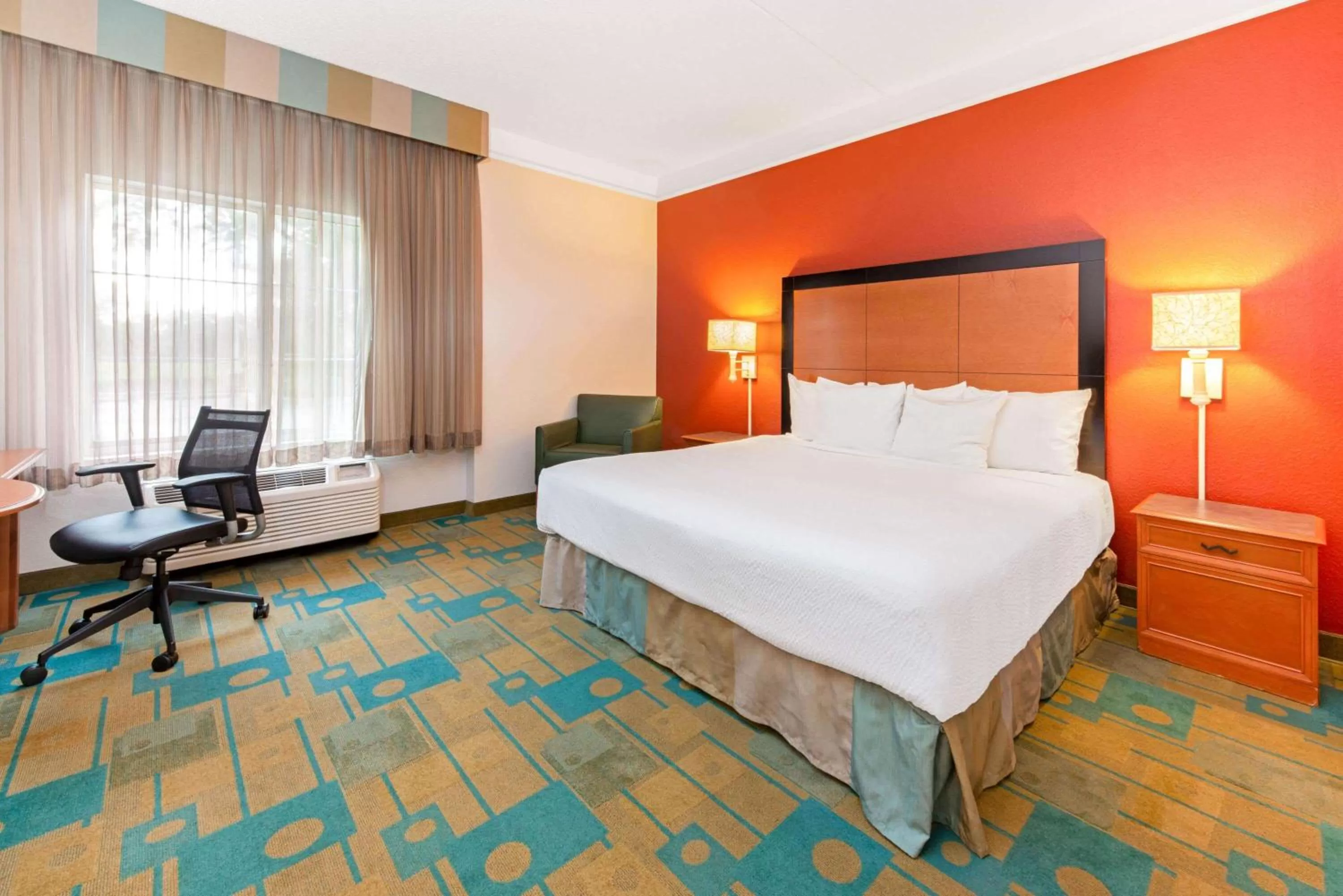 Photo of the whole room, Bed in La Quinta by Wyndham USF (Near Busch Gardens)