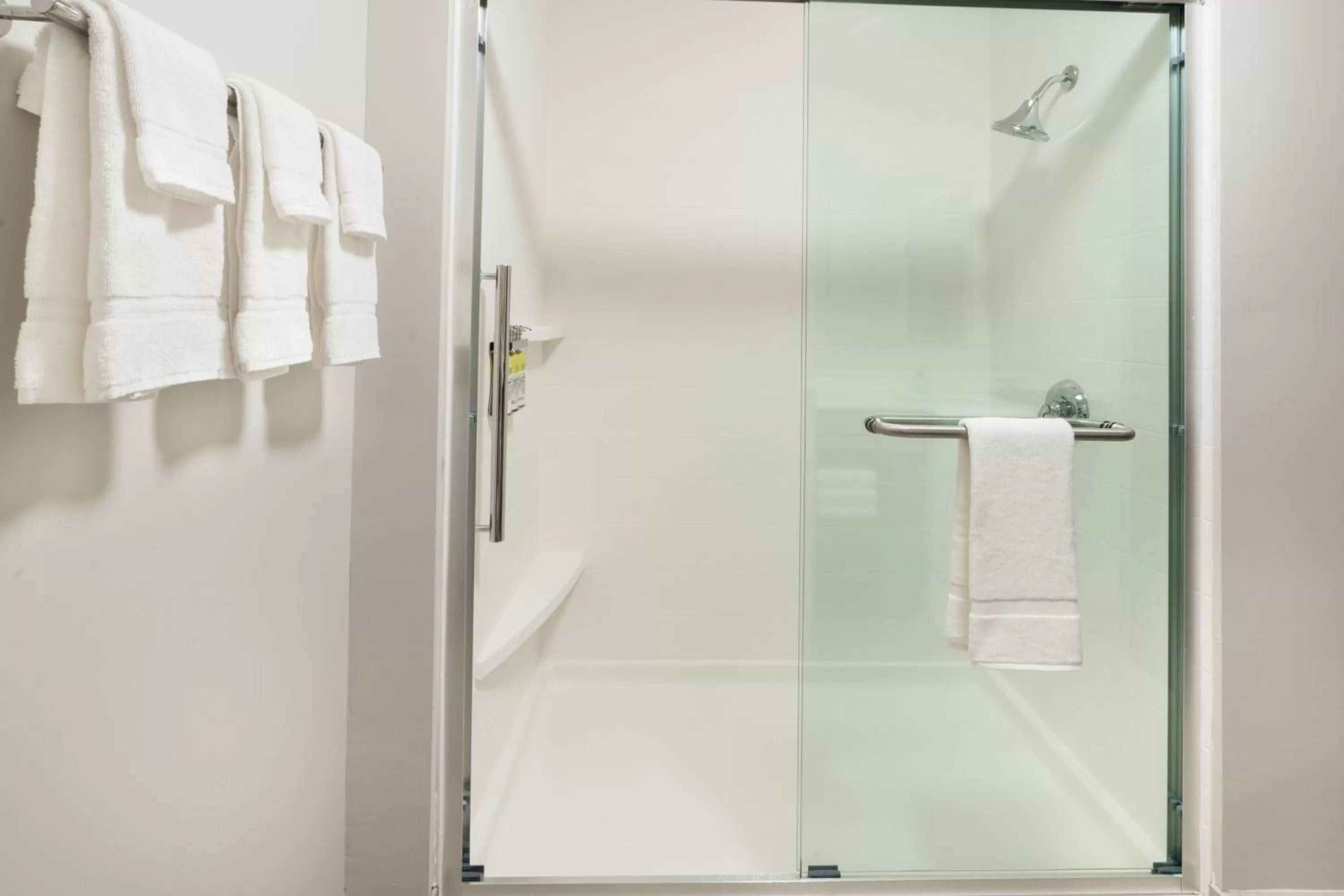 Photo of the whole room in Holiday Inn Express & Suites Lake Havasu - London Bridge by IHG