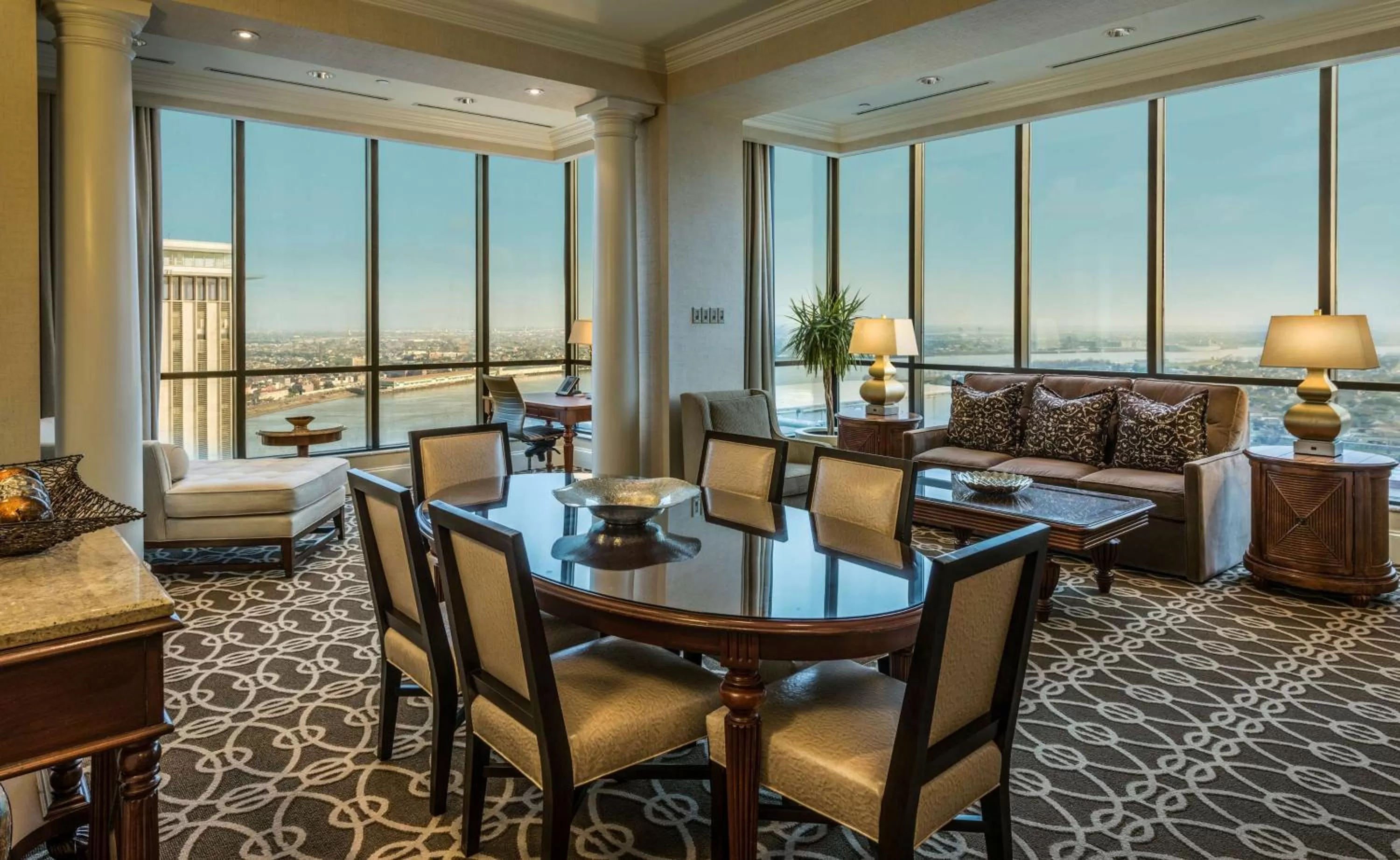 Living room in Hilton New Orleans Riverside