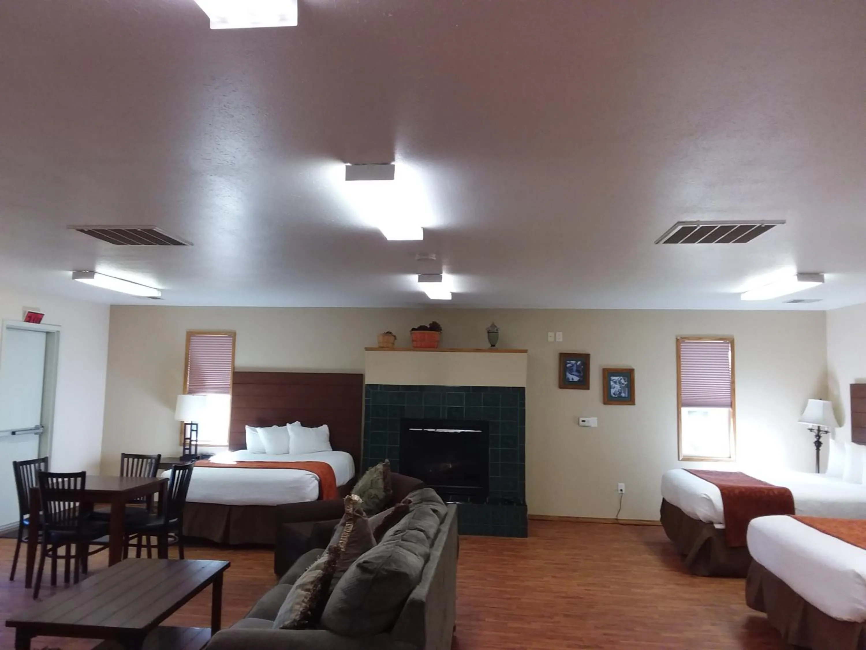 Bedroom, Bed in Nisqually Lodge