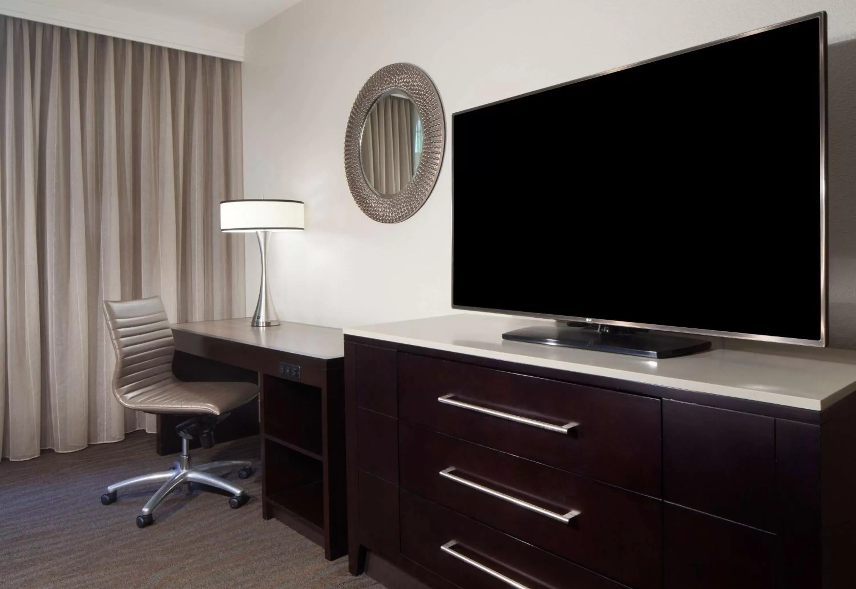 King Room in Hilton Santa Cruz Scotts Valley King Room in Hilton Santa Cruz Scotts Valley