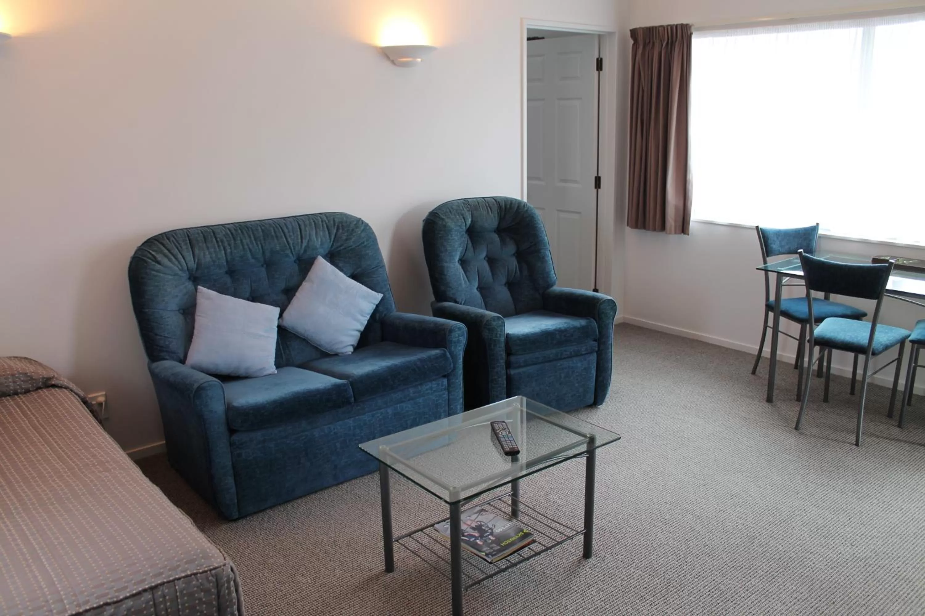 Living room in Riverview Motel