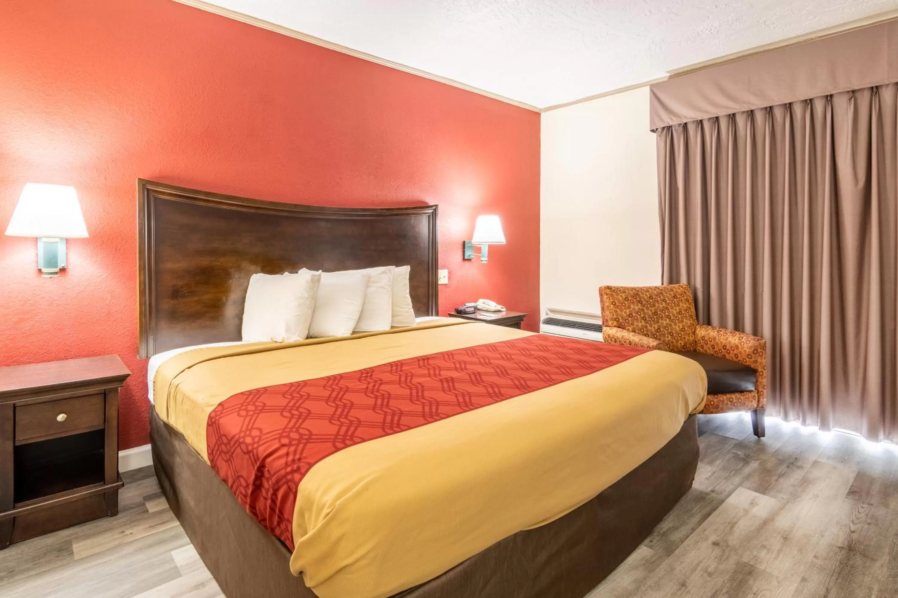 Bedroom, Bed in Perry Inn & Suites By Capital O National Fairground GA I 75