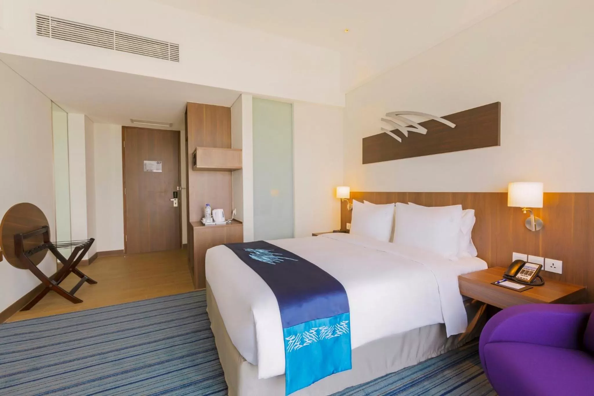 Photo of the whole room, Bed in Holiday Inn Express Jakarta Pluit Citygate by IHG