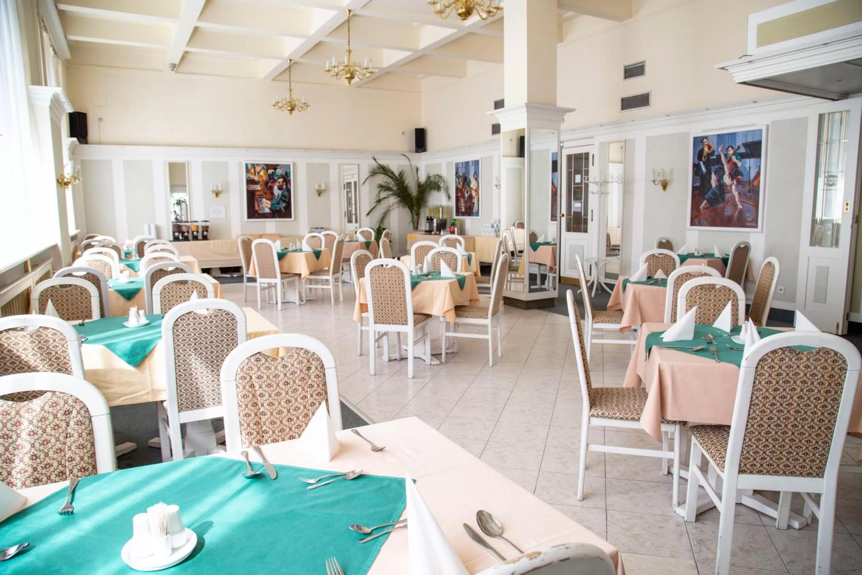 Restaurant/places to eat in Wellness Hotel Central