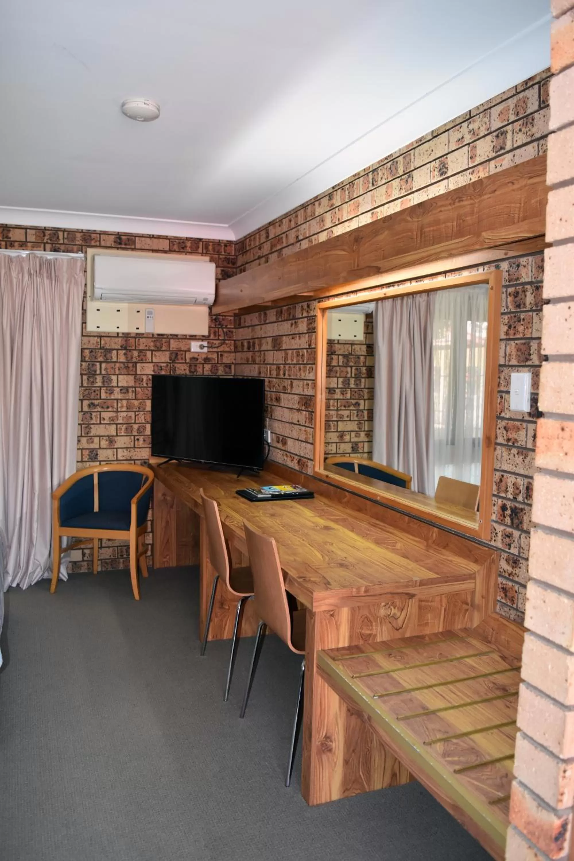 Ten Dollar Town Motel