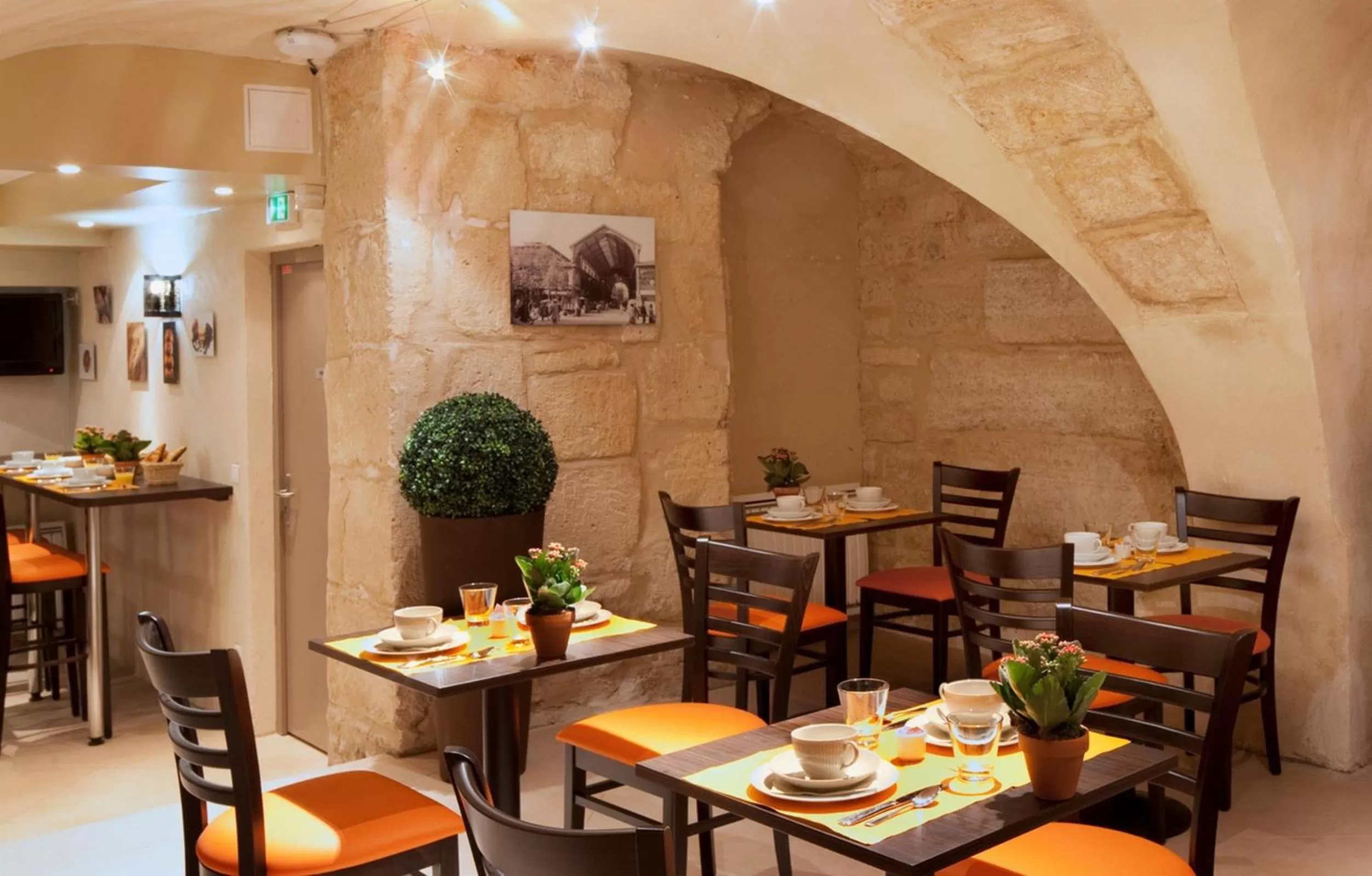 Restaurant/places to eat in Hôtel 85 Saint Honore