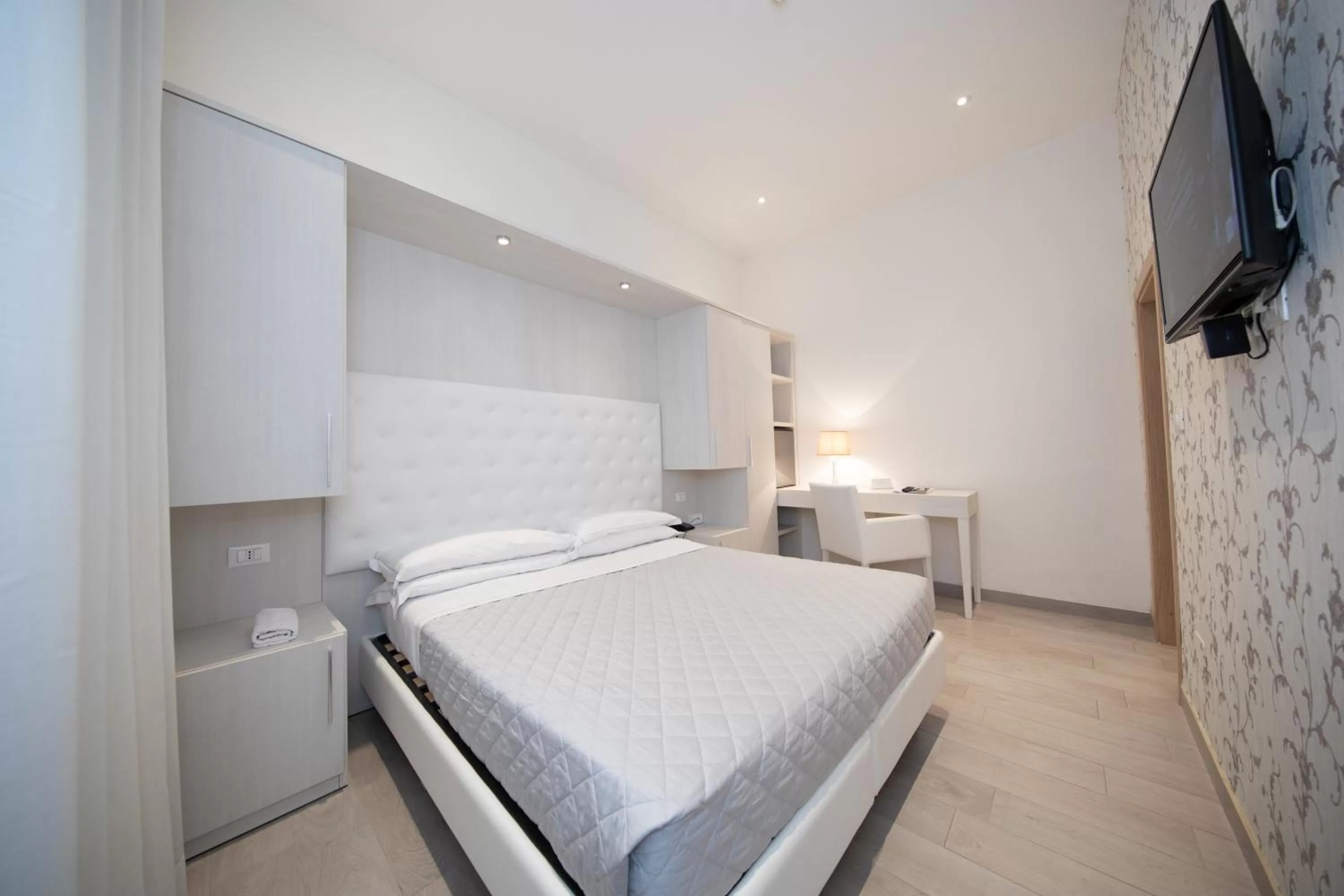 Photo of the whole room, Bed in Albergo Rossini 1936