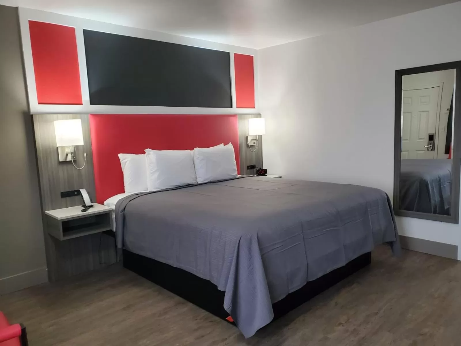 Bed in Seven Seas Inn & Suites