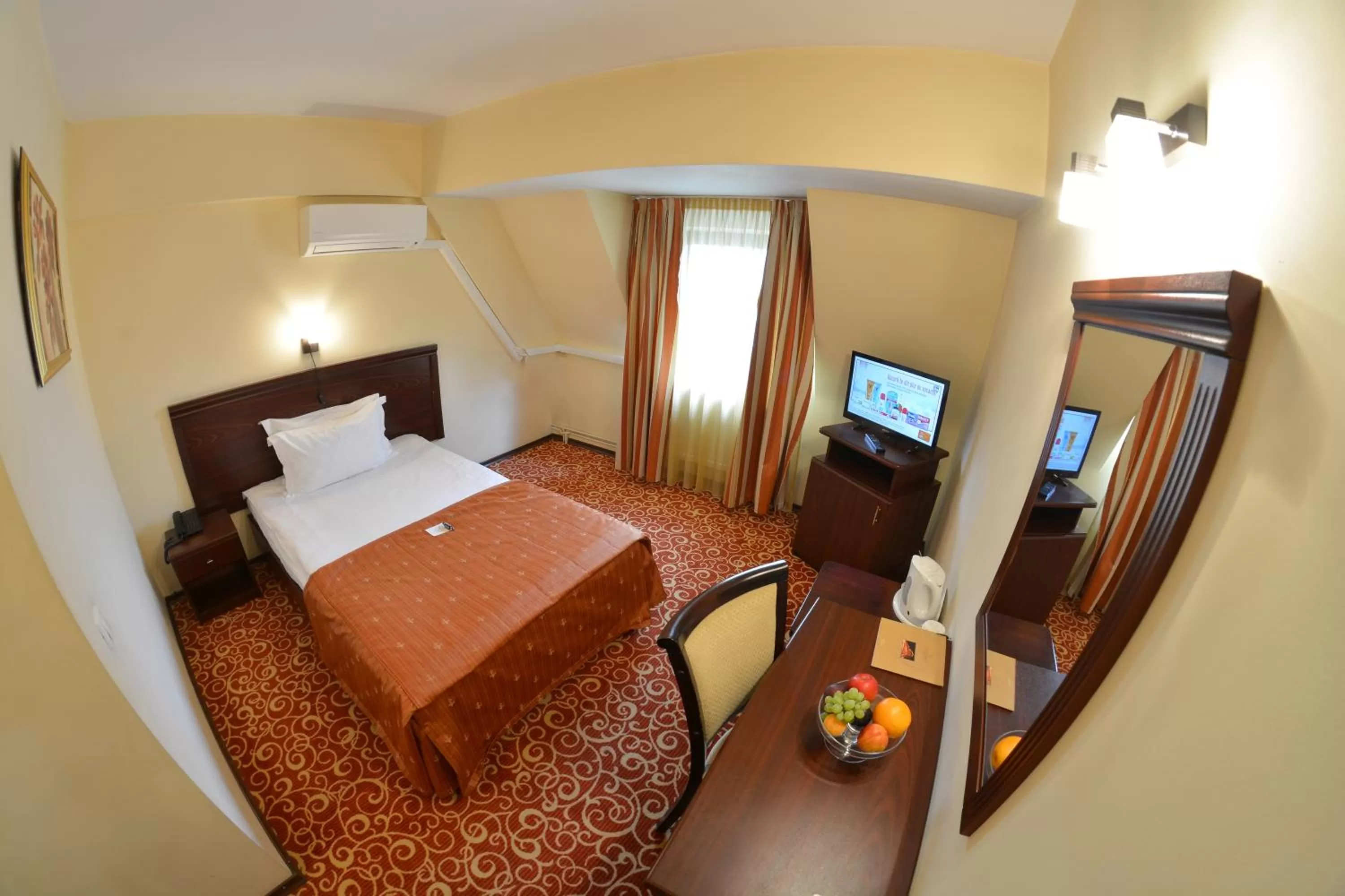 Photo of the whole room, Bed in Hotel Central